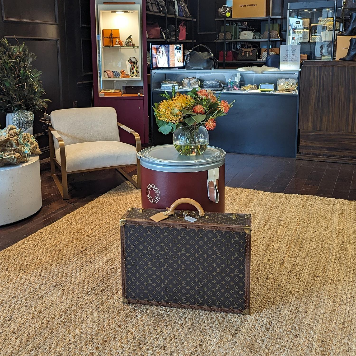 This classic hard suitcase is finely crafted of traditional Louis Vuitton monogram on toile canvas. The case features toffee colored leather trim and a reinforced vachetta leather top handle with rivets and a polished brass press lock. This opens to