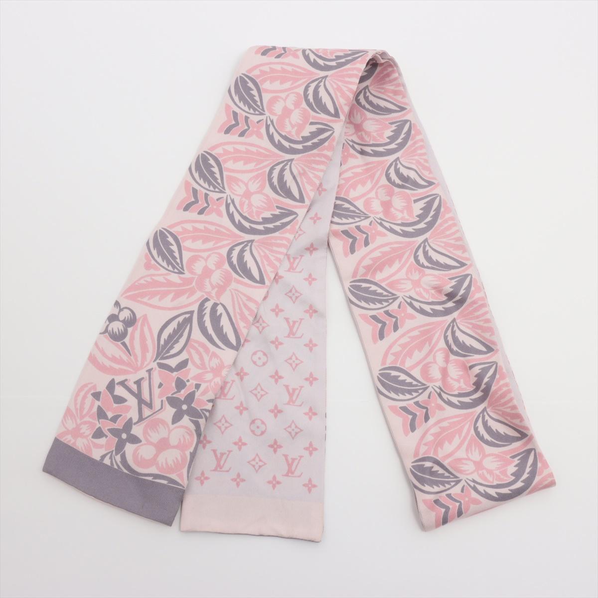 The Louis Vuitton Monogram Monokiwana Bandeau in Pink x Gray is a luxurious silk accessory that beautifully blends Japanese-inspired design with the Maison’s signature Monogram motif. The elegant pink and gray color combination enhances the