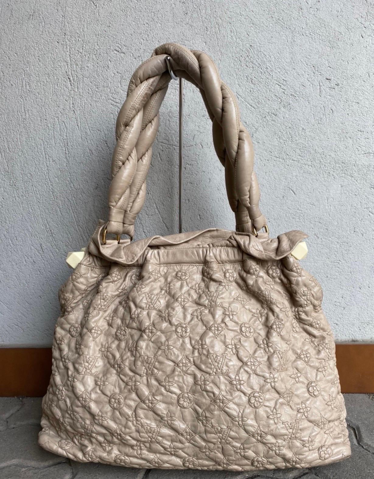Louis Vuitton Olympe Status bag in monogram beige color leather.
on the front there is an ivory-colored plastic plate, also featuring a chain decorated in ivory-colored plastic, some small signs of age and use but in very good condition, closure