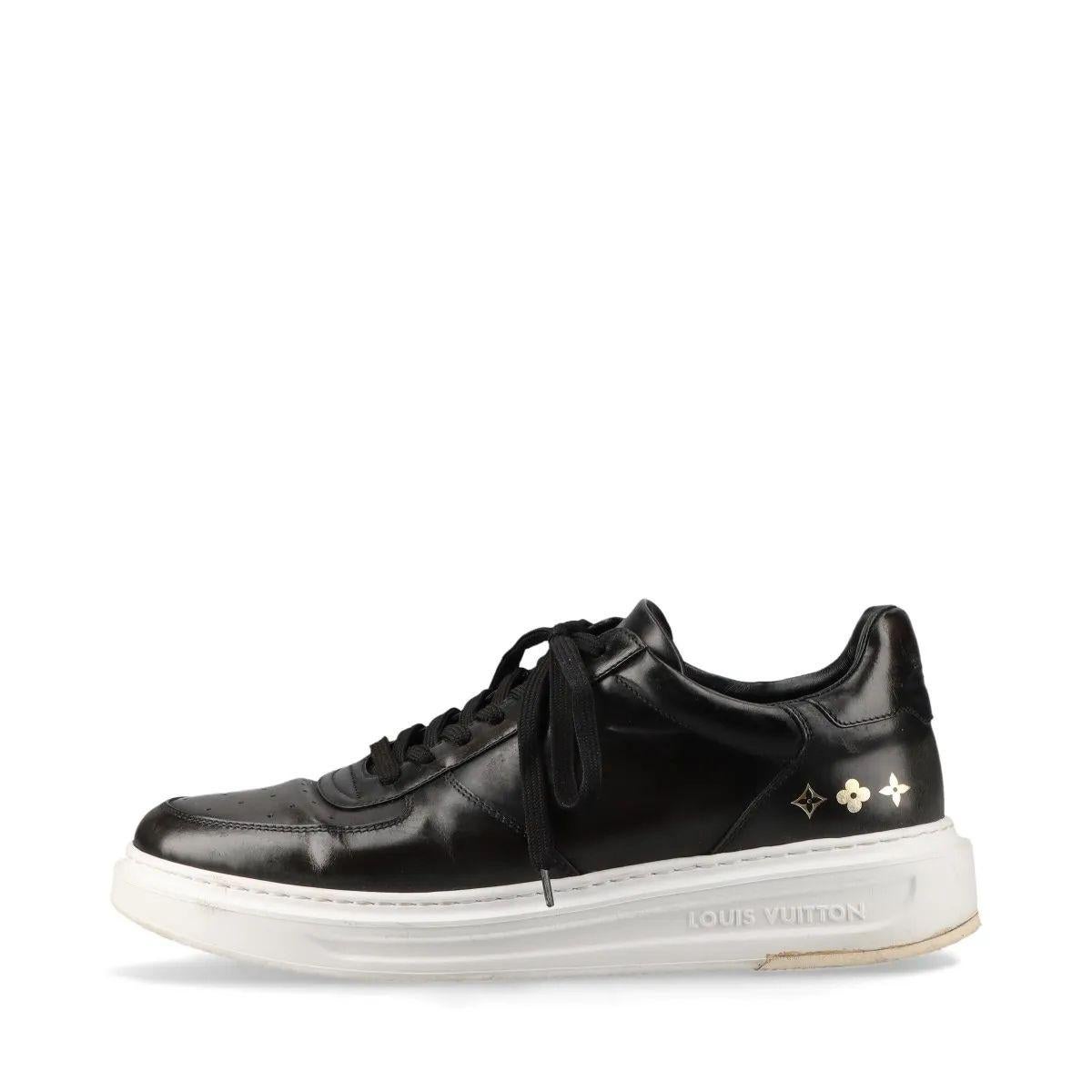 Die Louis Vuitton Monogram Beverly Hills Leder-Sneakers in Schwarz verbinden modernes Design mit zeitlosem Luxus. Die aus geschmeidigem schwarzem Kalbsleder gefertigten Sneaker sind dezent mit dem kultigen Monogram-Muster in Goldtönen geprägt und