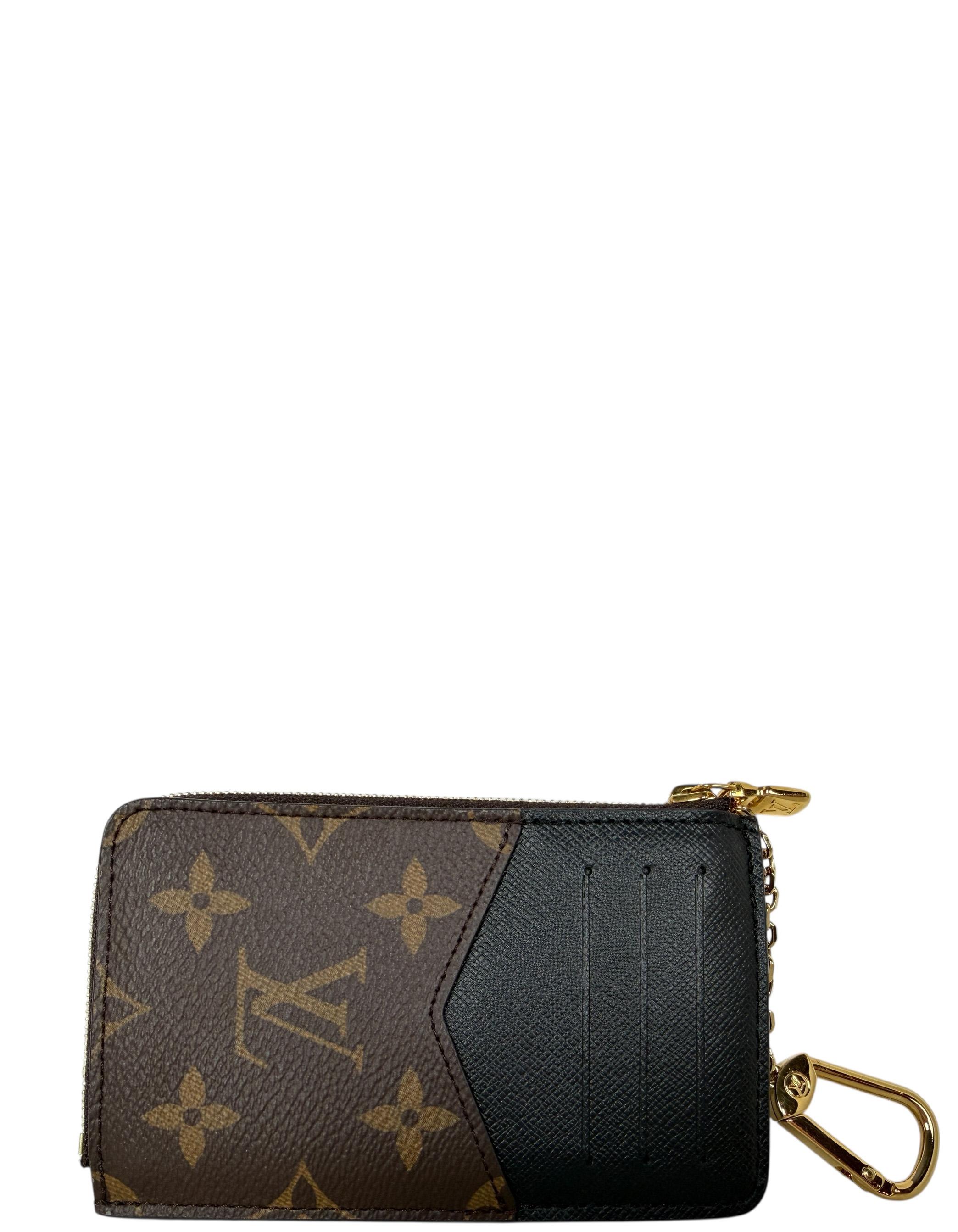 Louis Vuitton Monogram / Portacarte nero Recto Verso Portafoglio Portachiavi

Anno di produzione: Francia
Colore: marrone e nero
Hardware: Oro
Materiali: Tela Coates e pelle di vacchetta
Fodera: Pelle di vacchetta granulata
Chiusura/apertura: Zip e