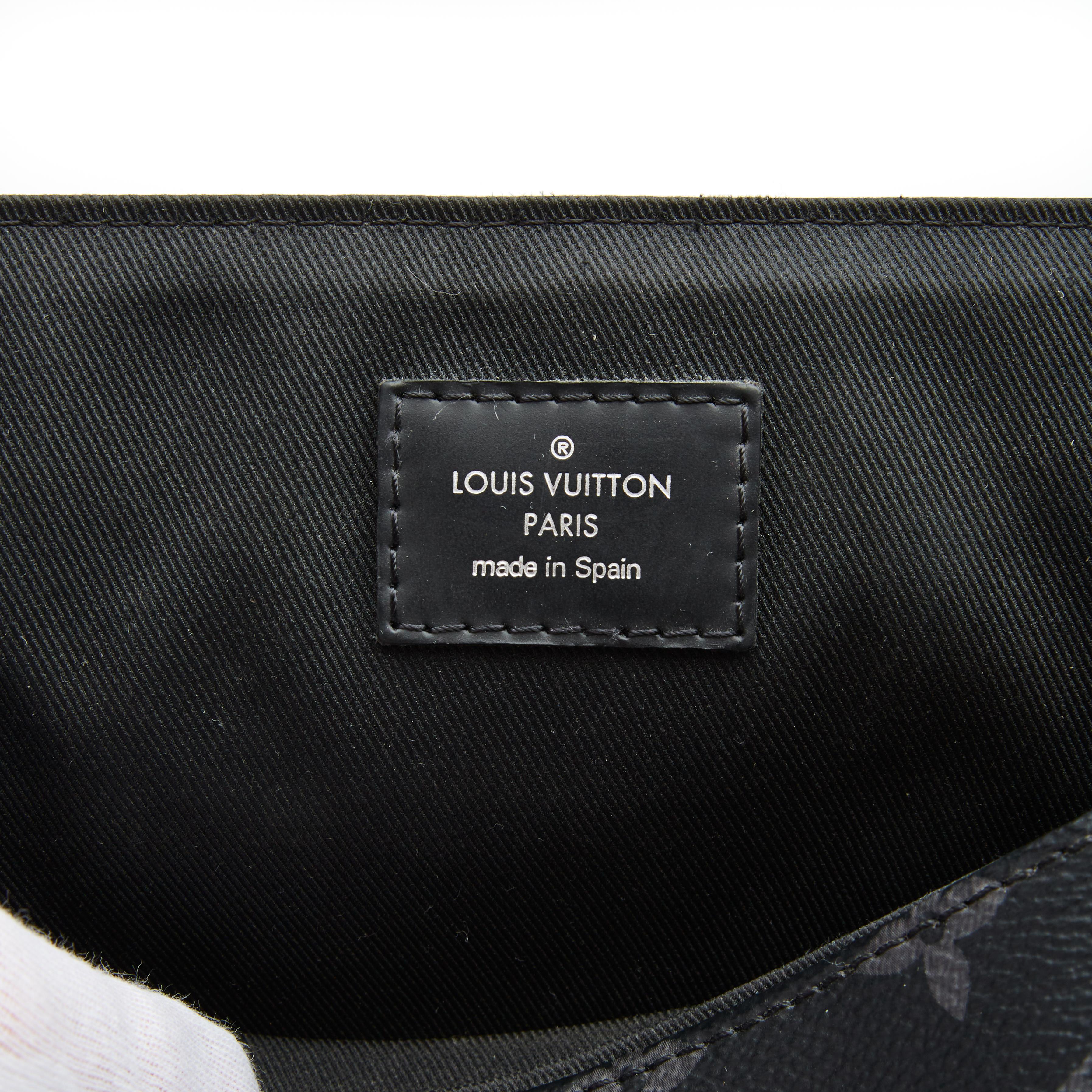 Noir Louis Vuitton Monogram Black Eclipse District PM Messenger Bag (2017) en vente