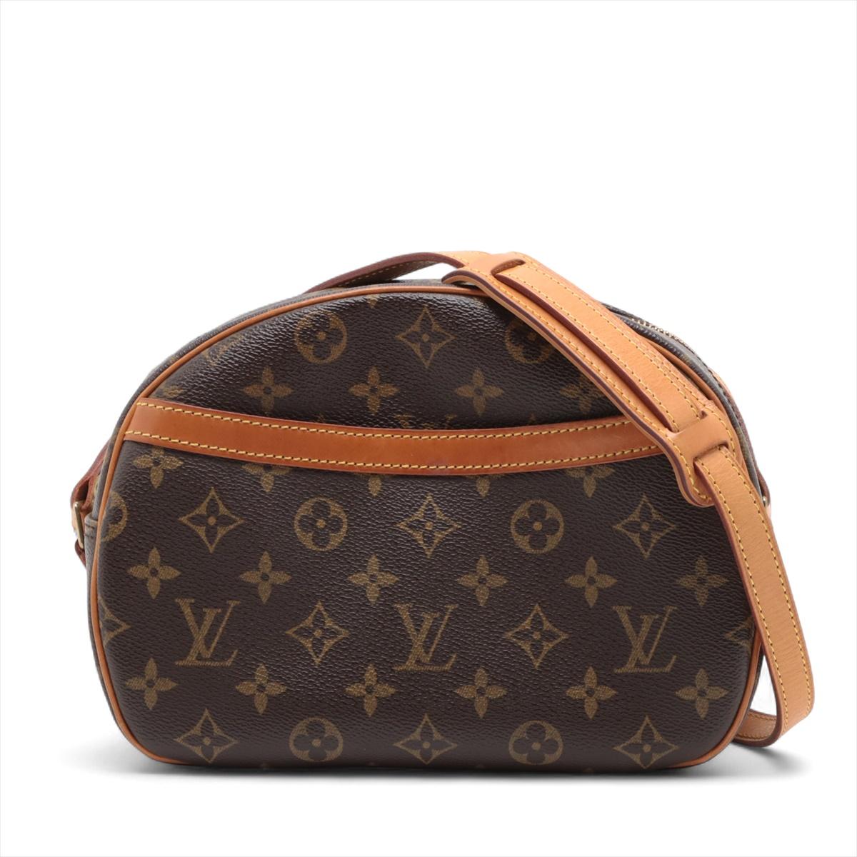 Le sac à bandoulière Monogram Blois de Louis Vuitton est un accessoire classique et élégant, fabriqué à partir de la toile emblématique du monogramme avec des garnitures en cuir naturel. Compact mais étonnamment pratique, il est doté d'un intérieur