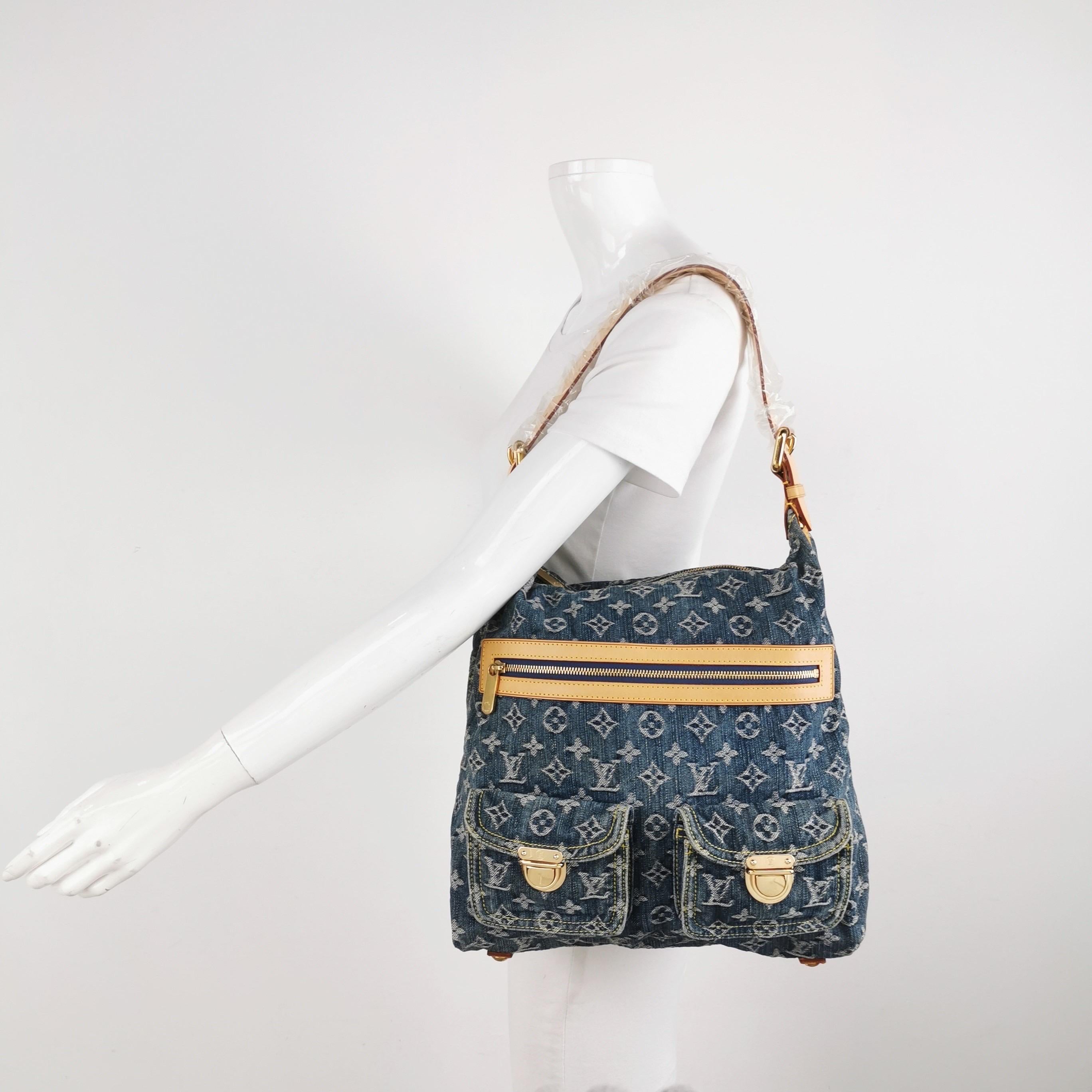 CONDITION: VERY GOOD

This preloved authentic item is in very good condition with light signs of use. Very light patina on the leather, slight discolouration on the denim. Light scratches to the hardware. 


DETAILS

Brand: Louis Vuitton
Model: