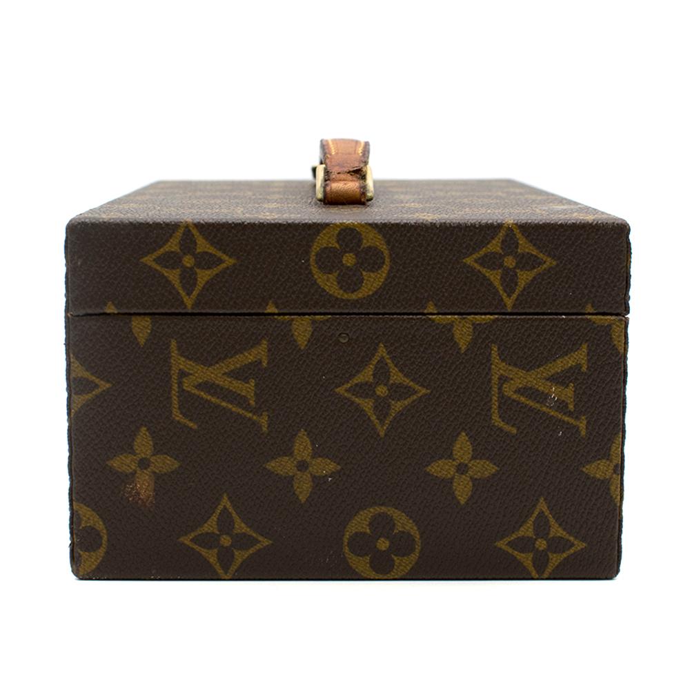 Louis Vuitton Boite a Tout bag in the iconic logo print. Featuring gold-tone hard-wear, a push-lock fastening, two keys to secure the lock and a flat top handle. The inside of the box has a small pocket.  


Please note, these items are pre-owned