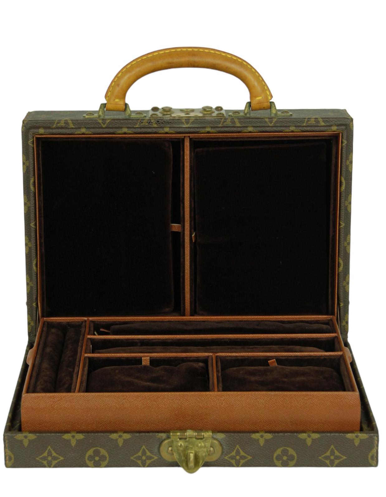 Louis Vuitton Monogram Boite Bijoux Gioielli Bauletto rigido

Prodotto in: Francia
Colore: marrone
Hardware: Ottone
Materiali: Tela rivestita Monogram con finiture in pelle e minuteria in ottone dorato
Fodera: Velluto e pelle
Chiusura/Apertura: