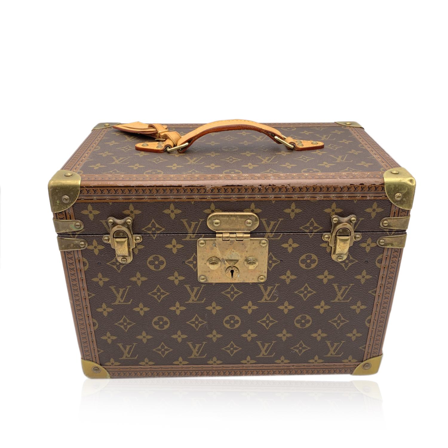 Splendid Louis Vuitton monogram 'Boite Pharmacie' cosmetic travel trunk/case . Made with timeless monogram canvas with leather handle and golden brass pieces. It features: reinforced corners, washable tan lining and 2 storage spaces (one has a