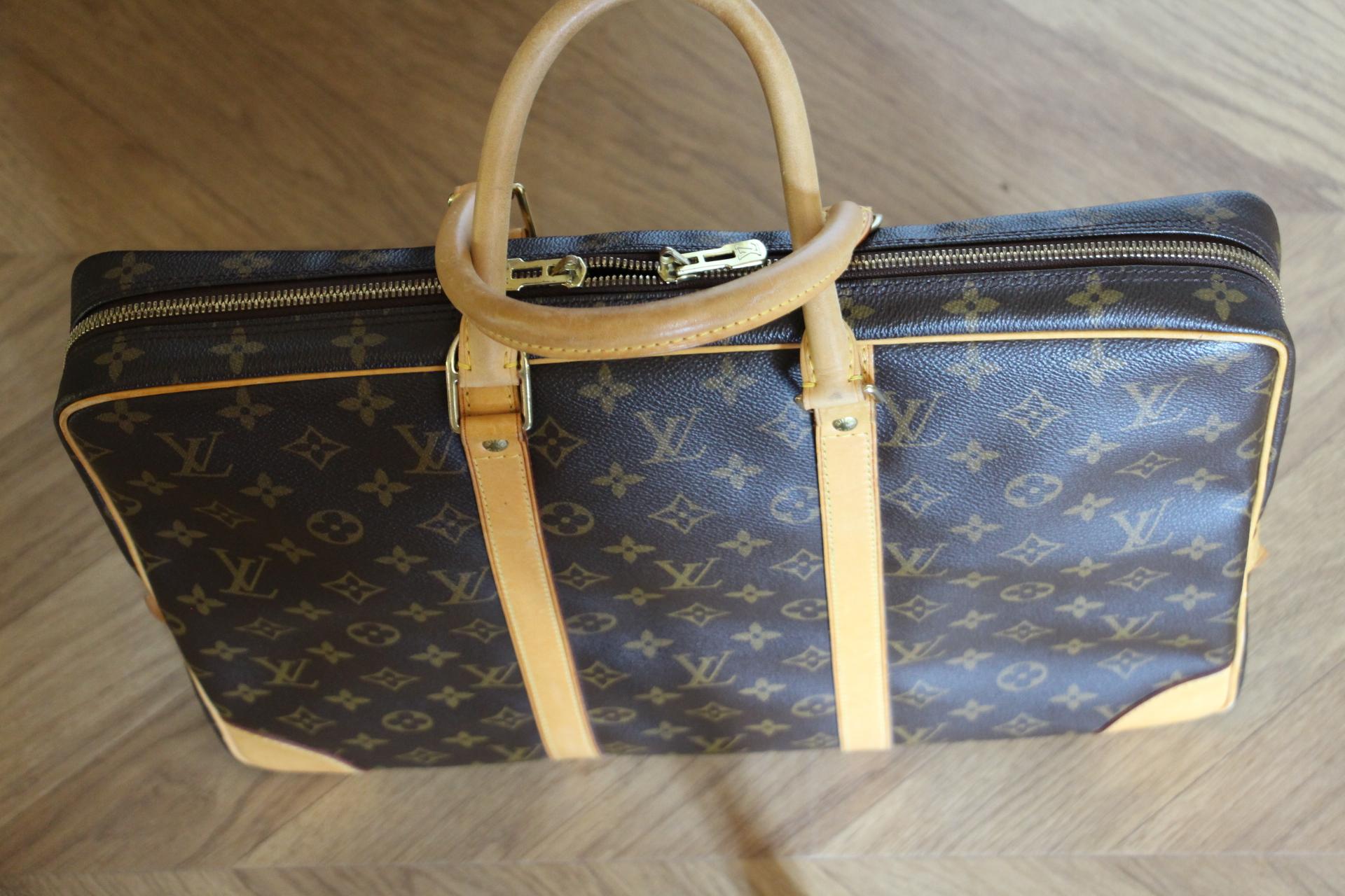  This Louis Vuitton Briefcase bag features Louis Vuitton monogram and cowhide leather, dual rolled leather top handles, one with zip closure and two-way zip closures at top. Its interior is very clean, no stain,no smell.It is printed Louis Vuitton