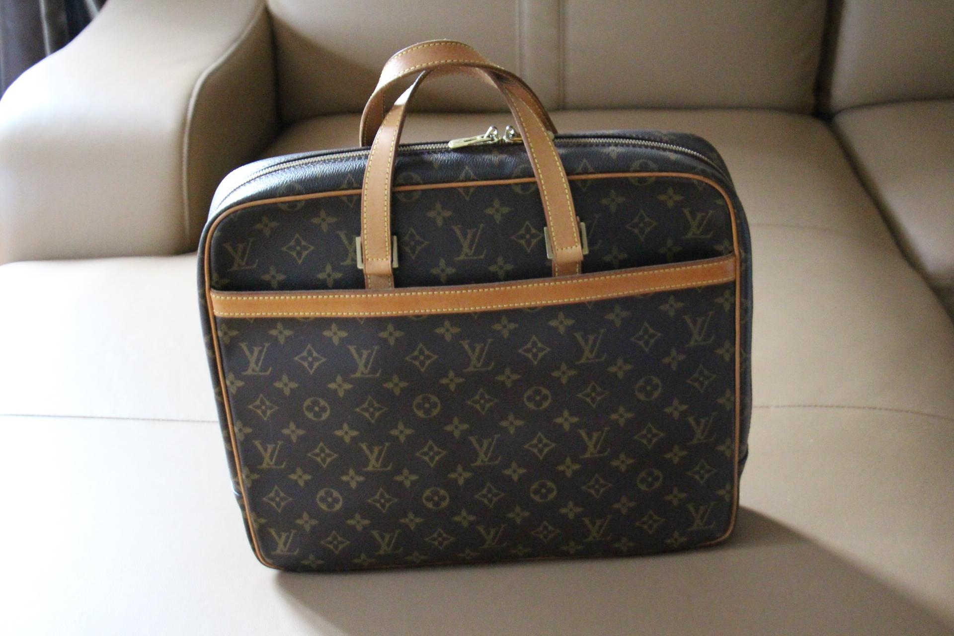  This Louis Vuitton Briefcase bag features Louis Vuitton monogram and cowhide leather, dual leather top handles and two-way zip closures at top. II also features one flat pocket by side.
Its interior is brown canvas with 2 flat pockets on one side