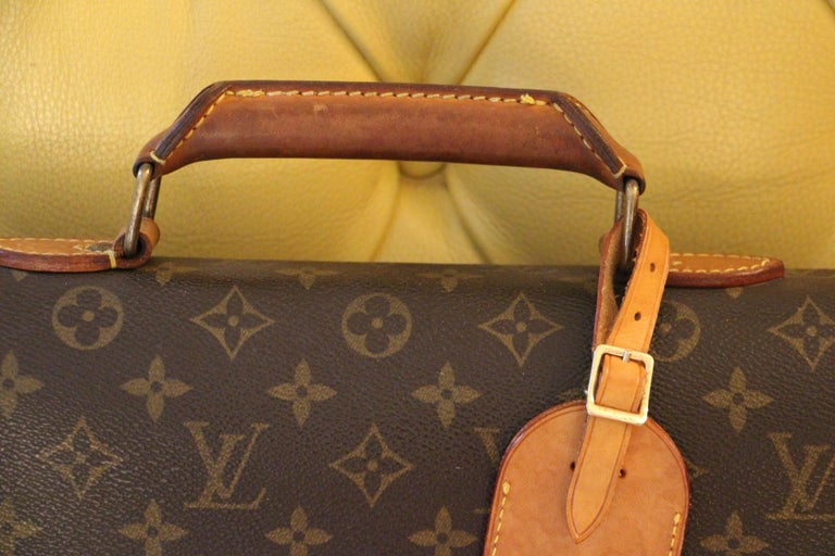 This very nice monogram canvas Louis Vuitton briefcase opens thanks to its stamped brass lock. Its comfortable leather handle is gently patinated.
Its interior is in good condition too, lined in brown leather, it has got 2 compartments.
It comes