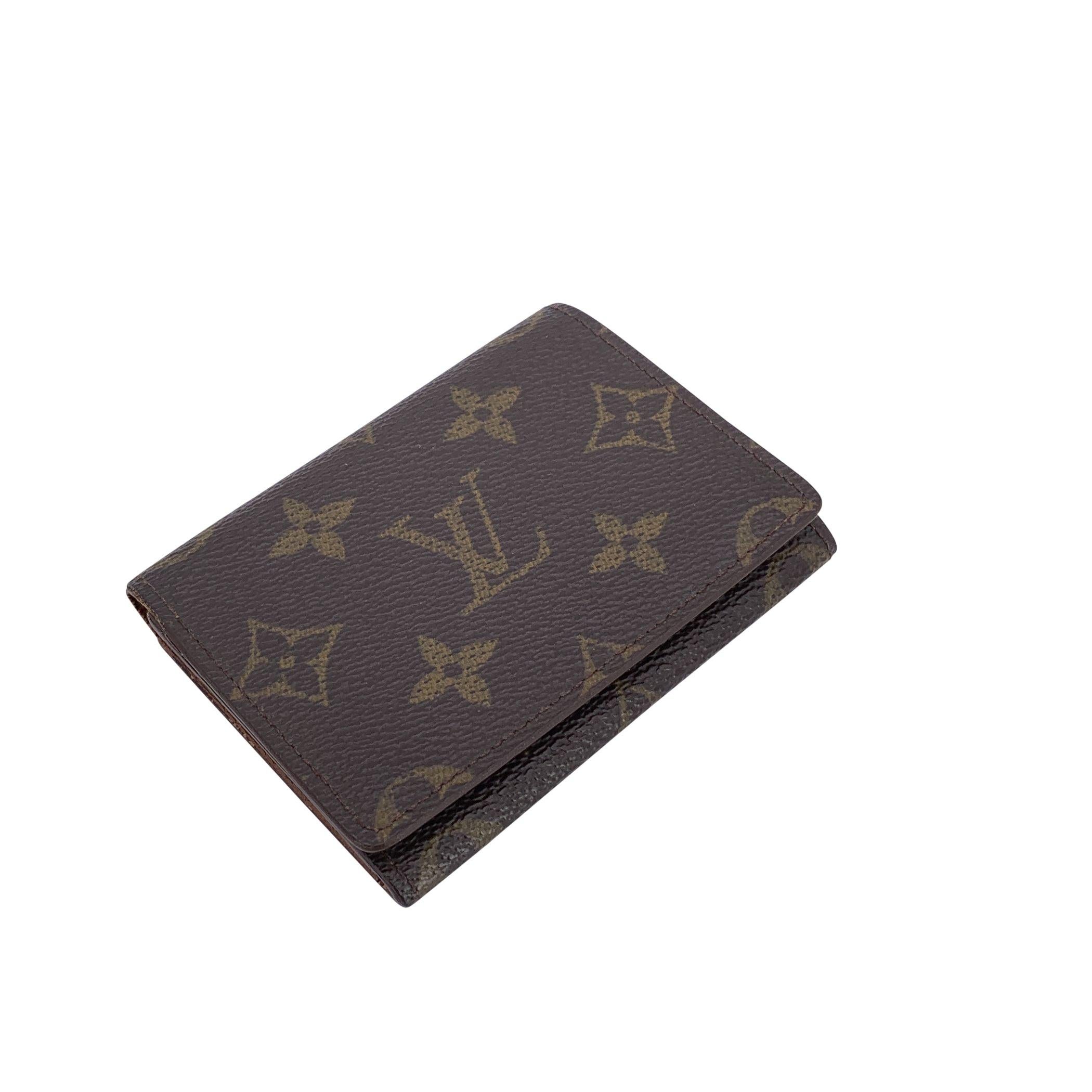 Dieser elegante und zeitlose Visitenkartenhalter von Louis Vuitton ist aus dem ikonischen braunen Monogram Canvas gefertigt und strahlt die für das Maison typische Eleganz in einer kompakten Silhouette aus. Im Inneren bieten ein weiches, hellbraunes