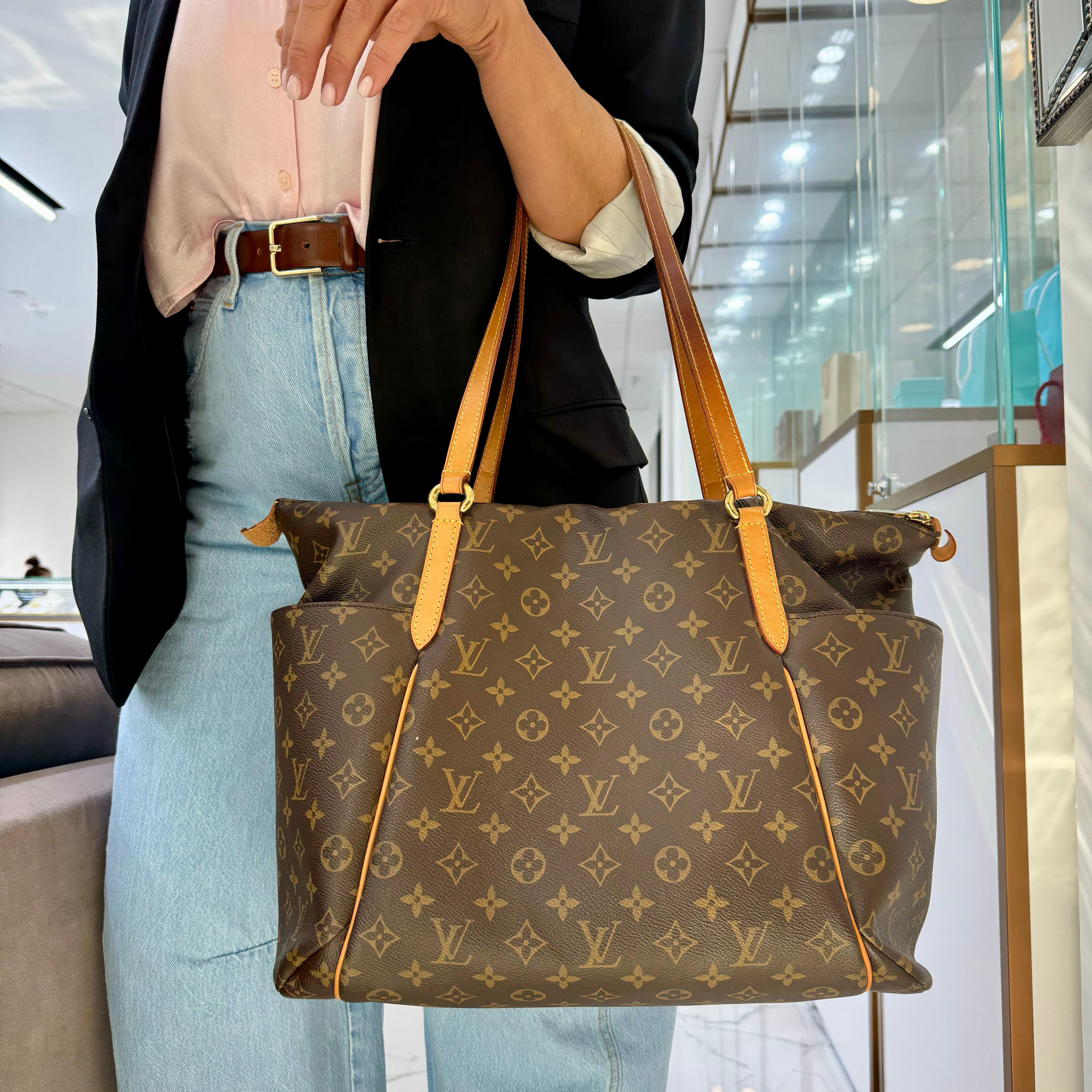 Louis Vuitton Monogram Brown Canvas M56689 Totally MM Shoulder Tote Bag en vente 5