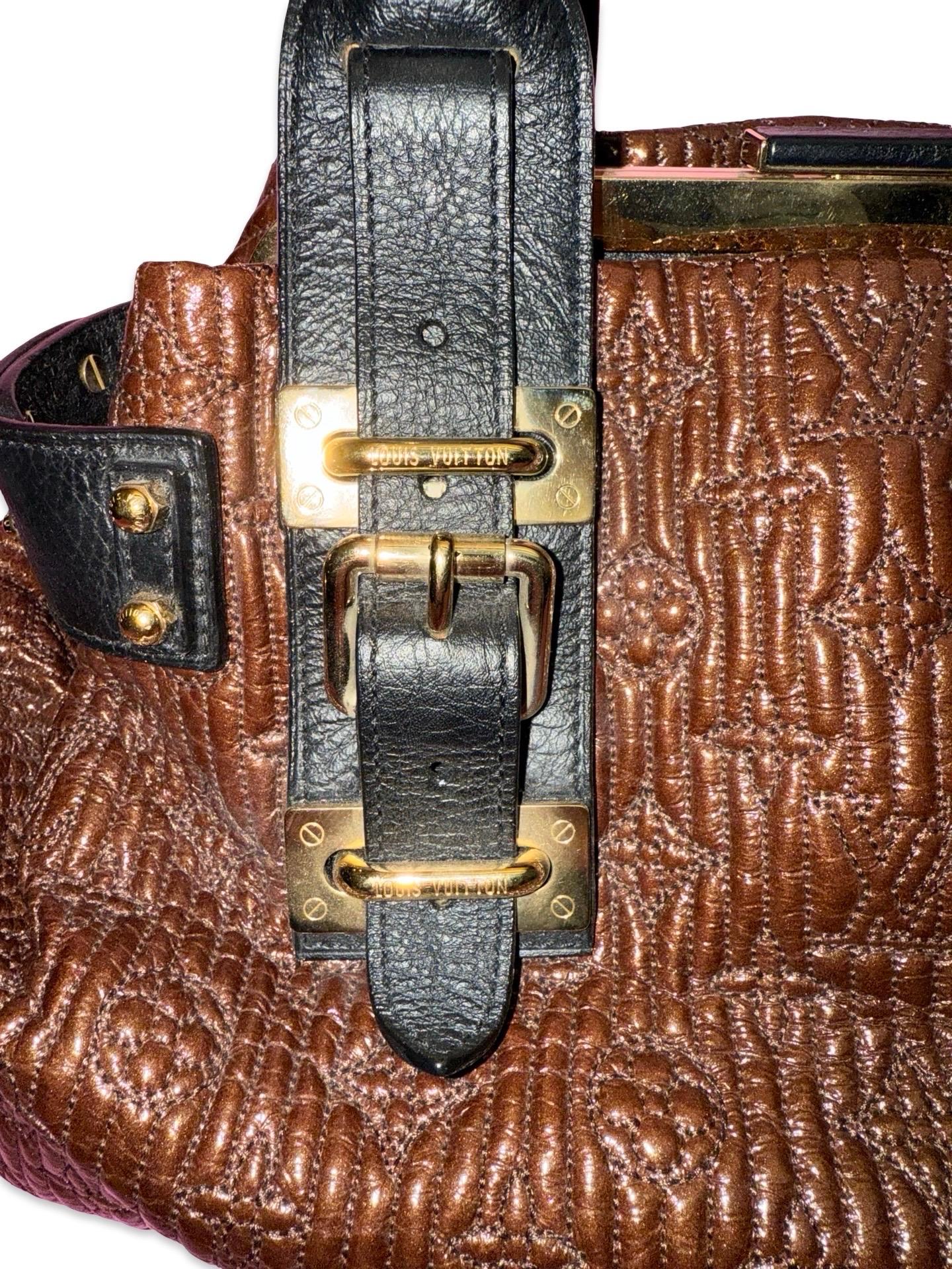- Bolso motero monograma Louis Vuitton marrón de la colección otoño 2007. 

- Material: Piel de cordero charol Monogram Motard con ribetes de piel de vaca

- Tres compartimentos, el del medio con cierre de hebilla. 

- Medidas: 14,5