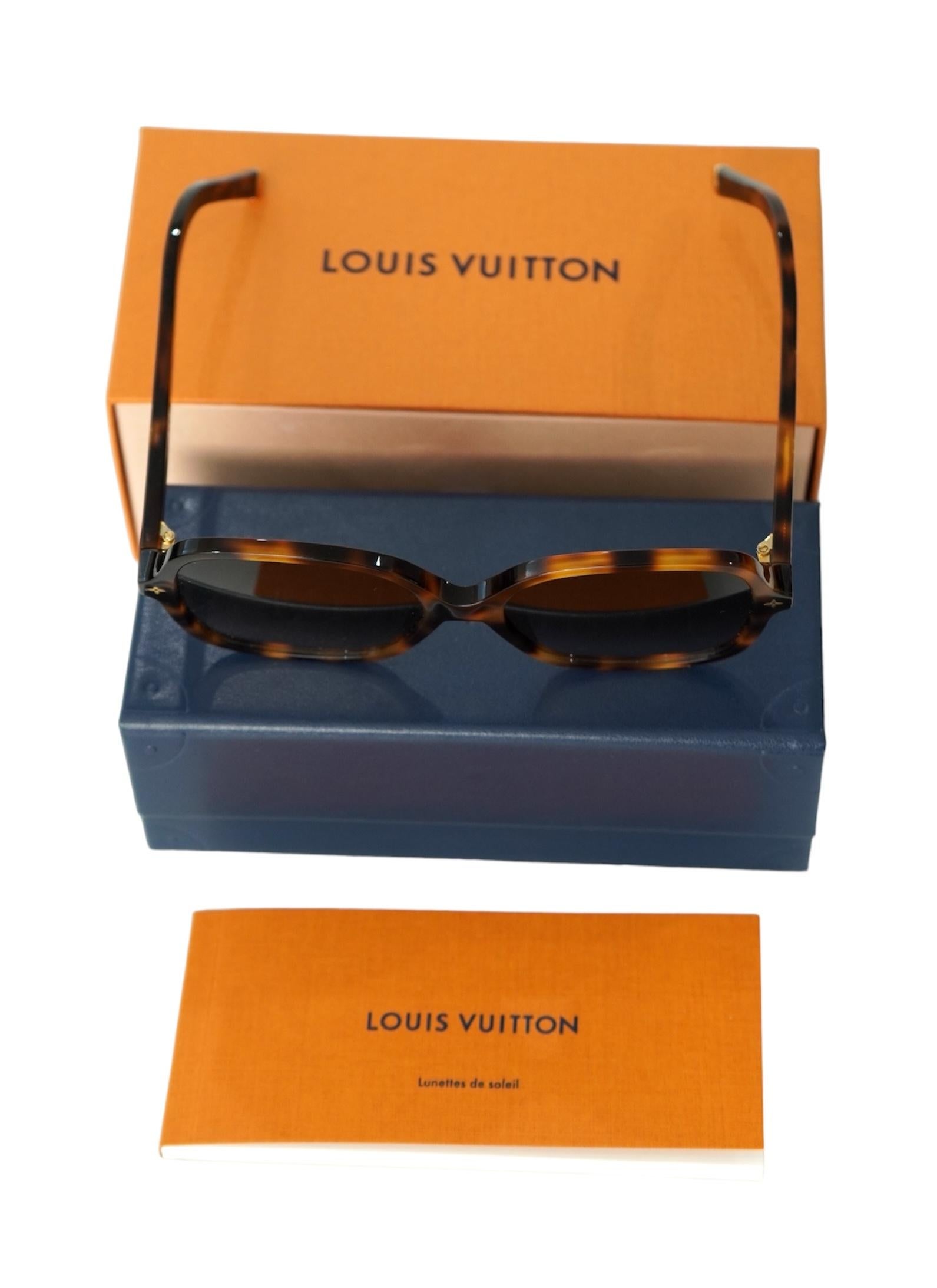 Louis Vuitton Monogram Tortoise Sunglasses

Frame width 5.75