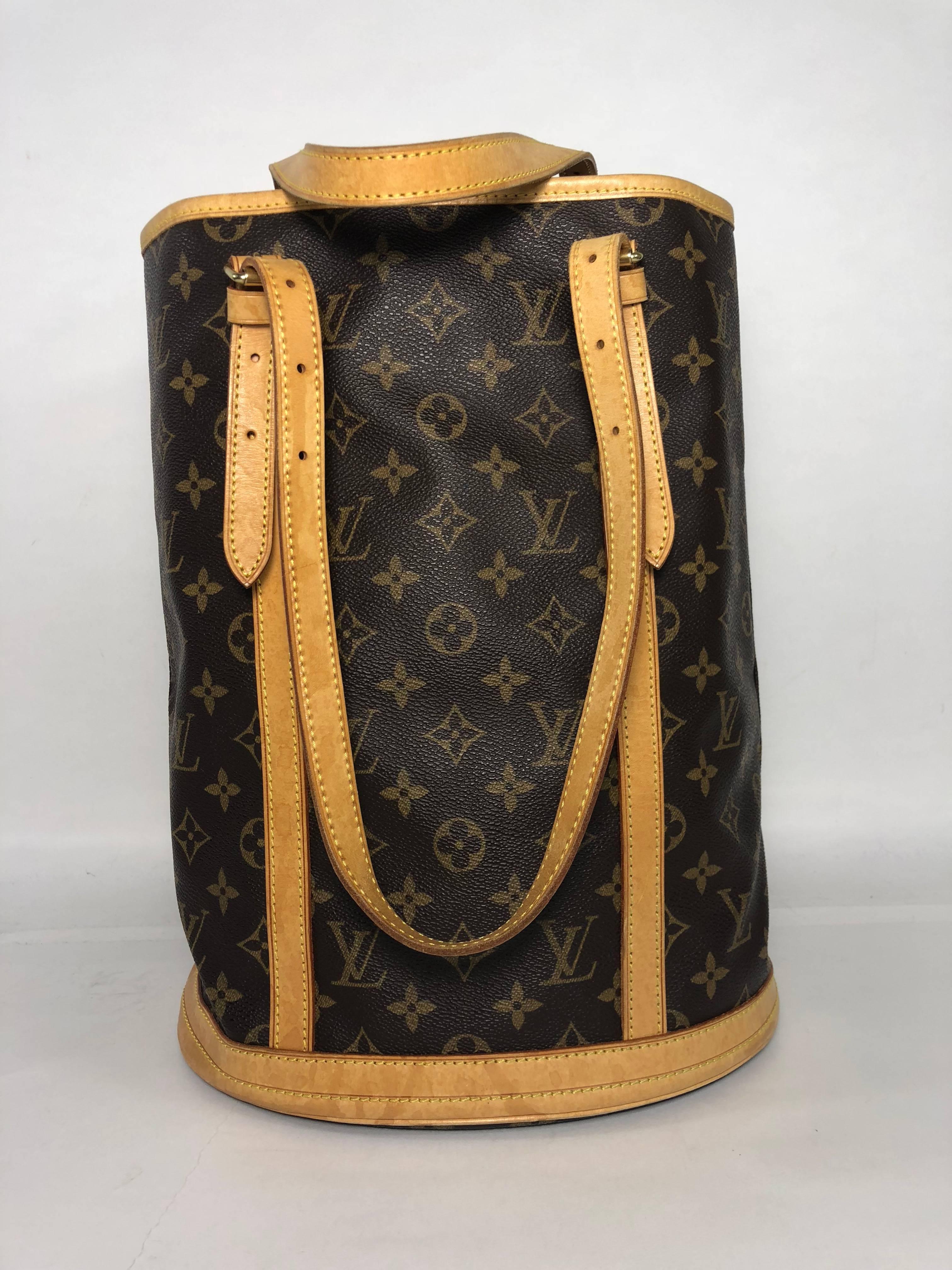 Louis Vuitton Monogram Bucket GM Shoulder Bag In Good Condition For Sale In Saint Charles, IL