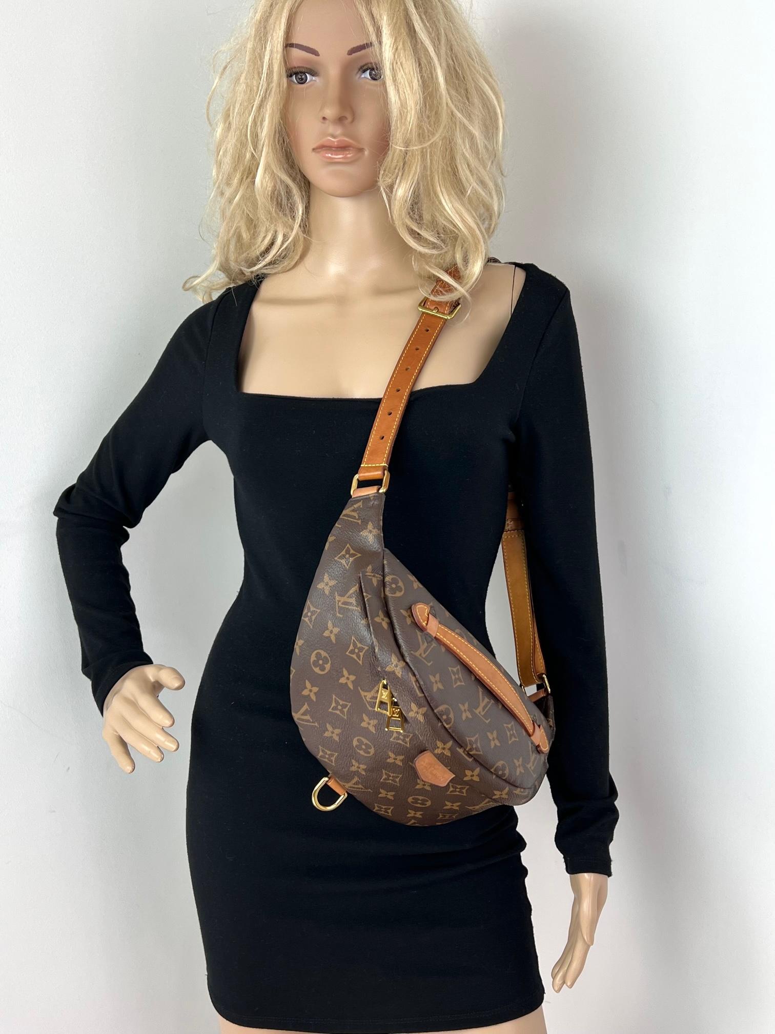 Louis Vuitton Monogram Bumbag Belt Bag Crossbody  In Good Condition In Freehold, NJ