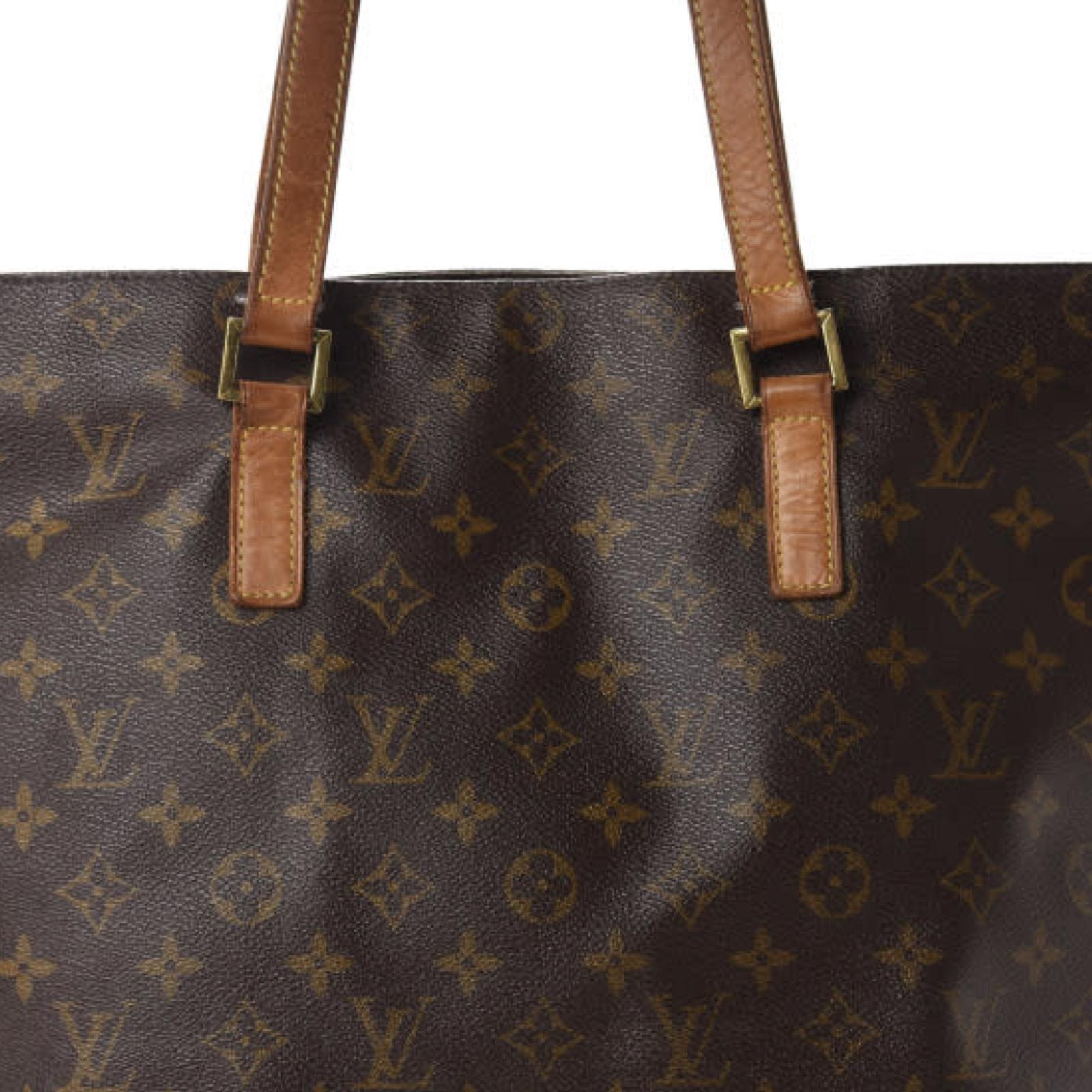 This shoulder bag is made of signature Louis Vuitton monogram coated canvas. The bad features vachetta cowhide leather shoulder straps, a flat vachetta base, and polished brass hardware. This tote bag has an open top with brown woven fabric interior