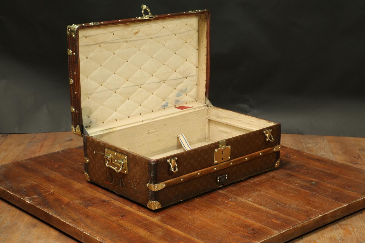 Louis Vuitton Monogram cabin trunk
• It is 100% original, only the key has been redone
• The borders are in leather
• The handles are made of solid brass, like the lock and the clasps, the corners and the brackets as well as the nails.
•