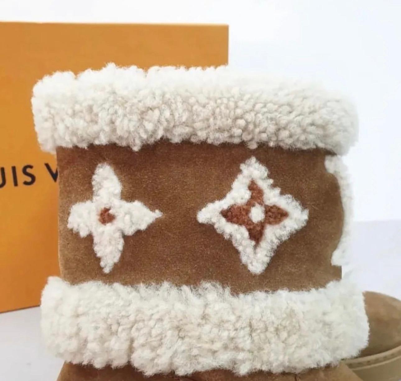 Louis Vuitton Monogram Camel Fur Boots  In Good Condition In Krakow, PL