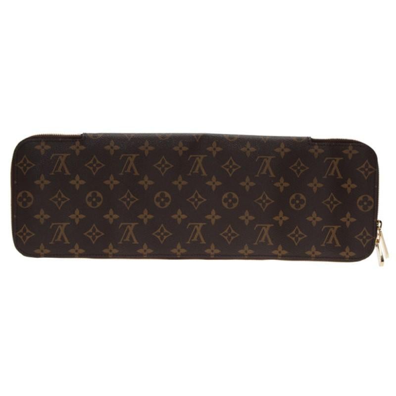 Organize your ties in this glamorous Louis Vuitton 5 Tie case when on the move. Crafted from classic monogram canvas, this case is adorned with light brown leather detailing. It has zipped closure, and its interior is lined with soft beige suede,