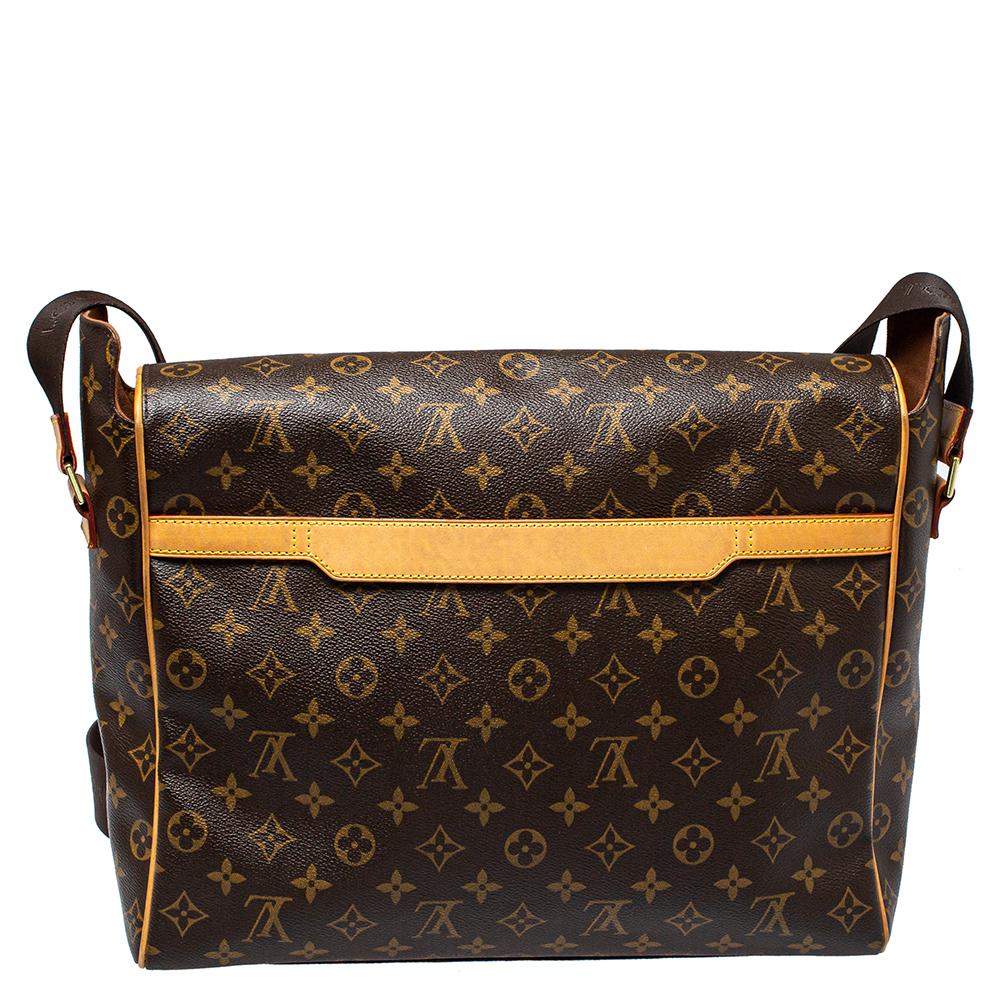 This Abbesses messenger bag from Louis Vuitton comes filled with excellent style and craftsmanship. The bag has an exterior crafted from Monogram canvas and has a canvas lining. The brown-hued bag carries a shoulder strap and a spacious interior