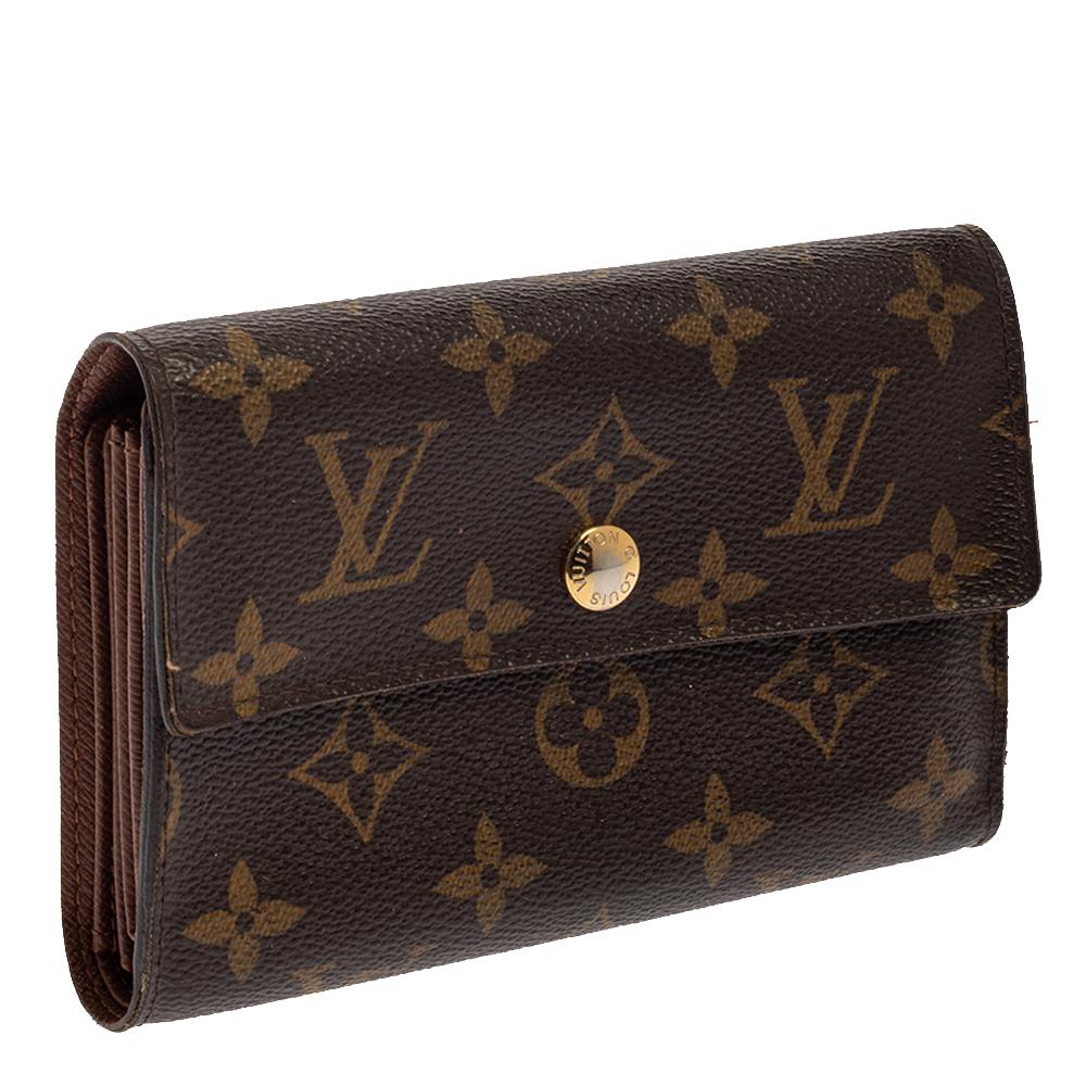 The well-known and coveted monogram print is showcased on this Alexandra wallet by Louis Vuitton. This small wallet will hold a lot more than you think. It has multiple card slots, a slip pocket, and a zipped pocket. This wallet is enclosed with a