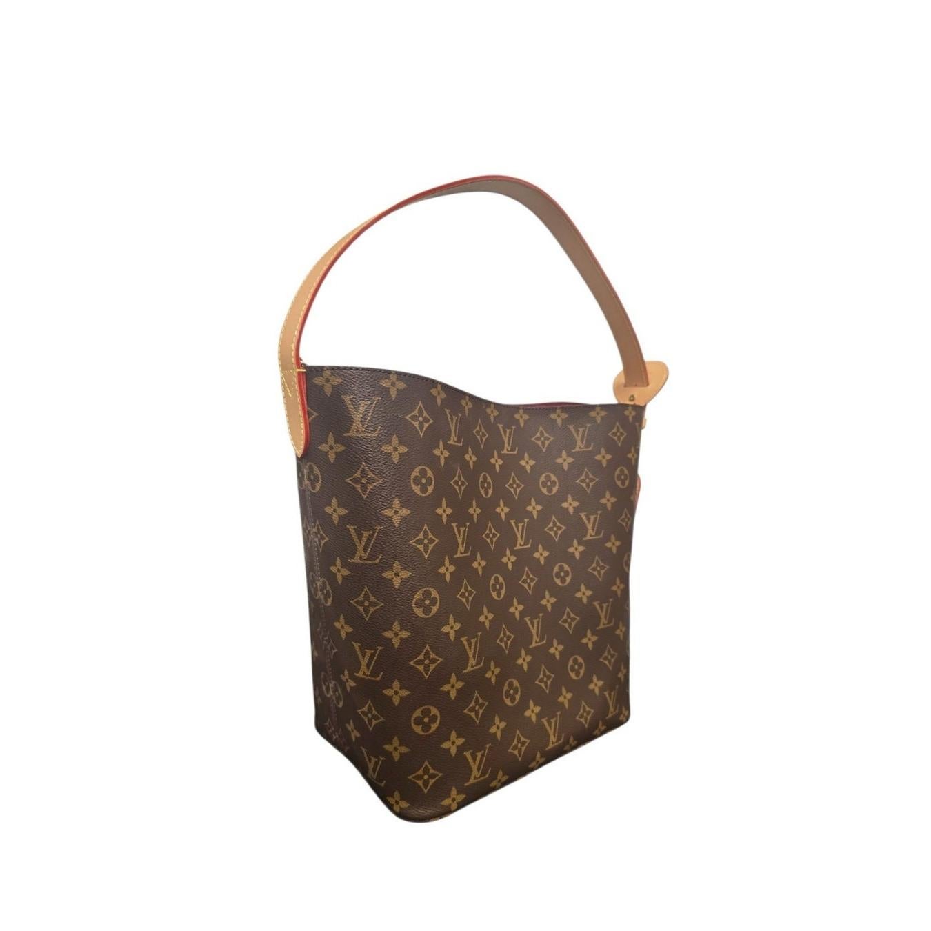 Réalisé en toile Monogram Coates, emblématique de Louis Vuitton, avec d'élégantes bordures en cuir Vachetta, le sac All In GM Bucket Bag allie un style classique à une fonctionnalité moderne. Inspirée du design des bagages des années 1930, sa sangle