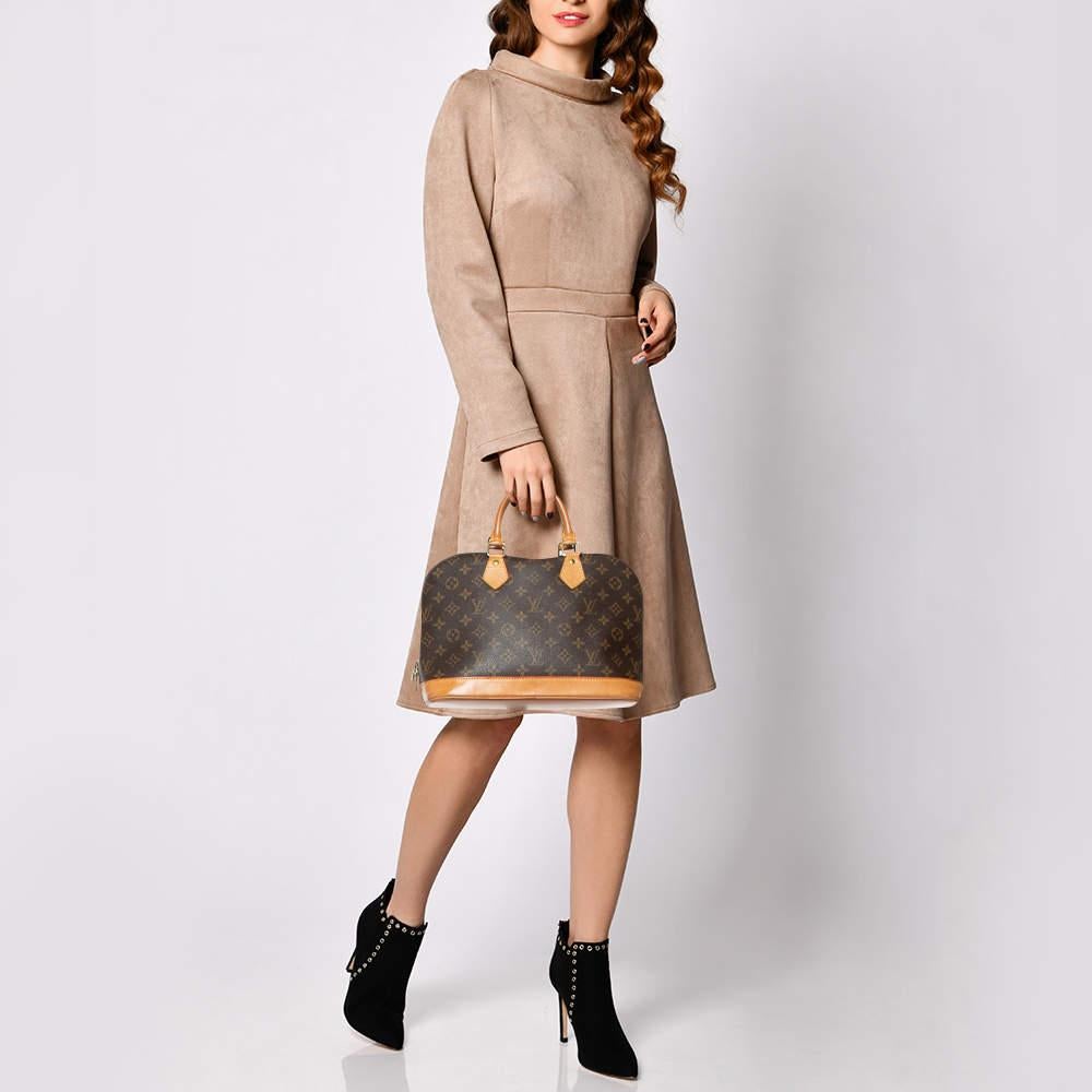 Louis Vuittons creations are popular owing to their high style and functionality. This bag like all the other handbags is durable and stylish. Exuding a fine finish the bag is designed to give a luxurious experience. The interior has enough space to