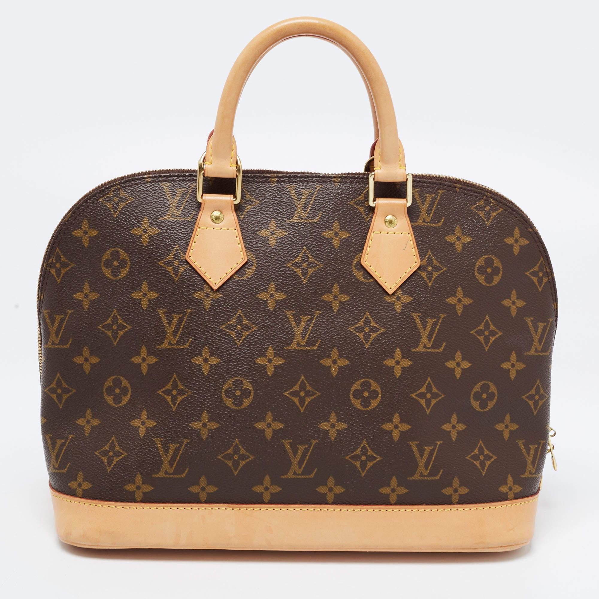Thoughtful details, high quality, and everyday convenience mark this designer bag for women by Louis Vuitton. The bag is sewn with skill to deliver a refined look and an impeccable finish.

Includes: Padlock(no keys)