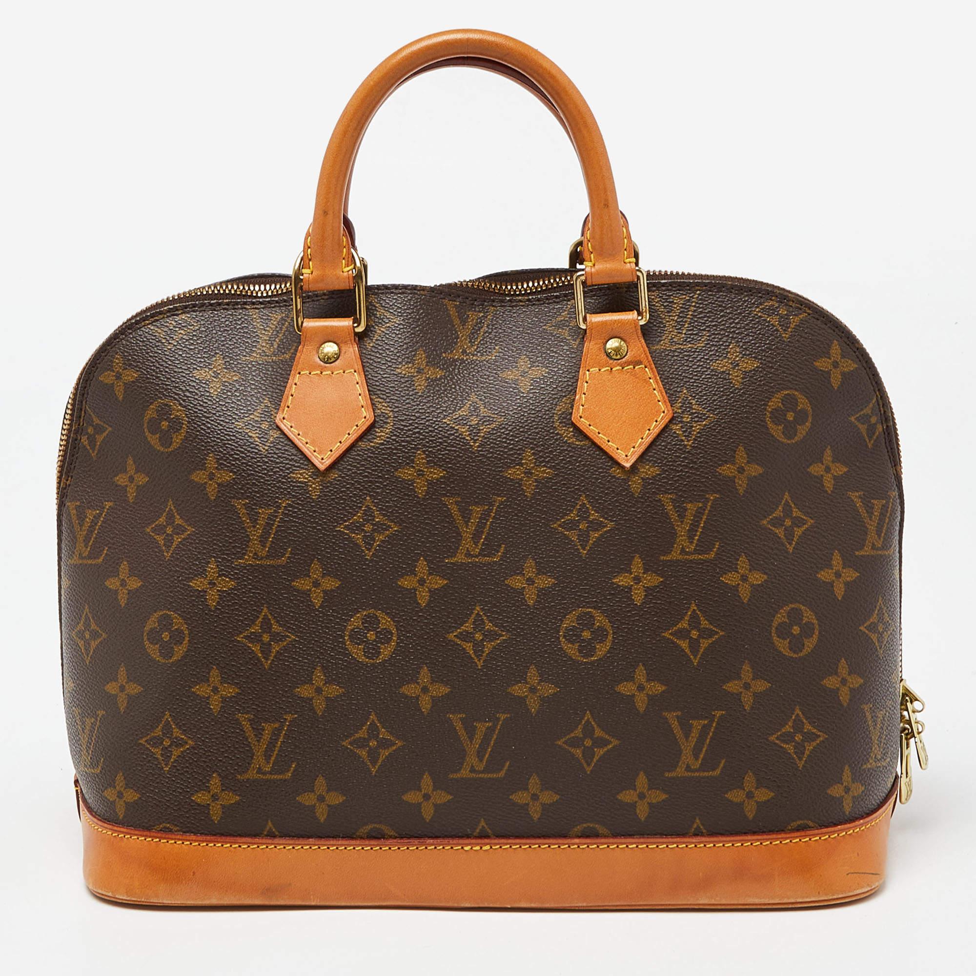 Thoughtful details, high quality, and everyday convenience mark this designer bag for women by Louis Vuitton. The bag is sewn with skill to deliver a refined look and an impeccable finish.

Includes: Original Dustbag, Original Box