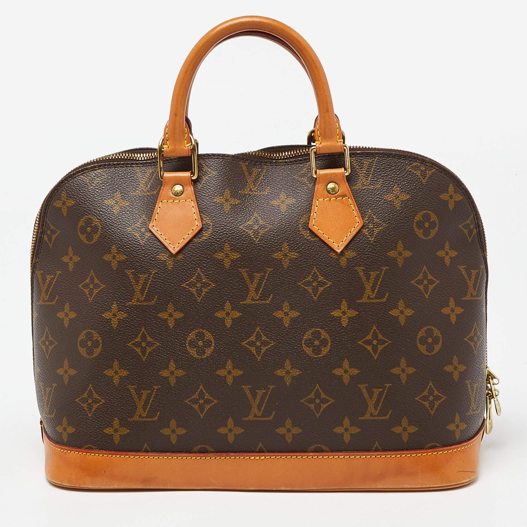Thoughtful details, high quality, and everyday convenience mark this designer bag for women by Louis Vuitton. The bag is sewn with skill to deliver a refined look and an impeccable finish.

Includes: Original Dustbag, Original Box

