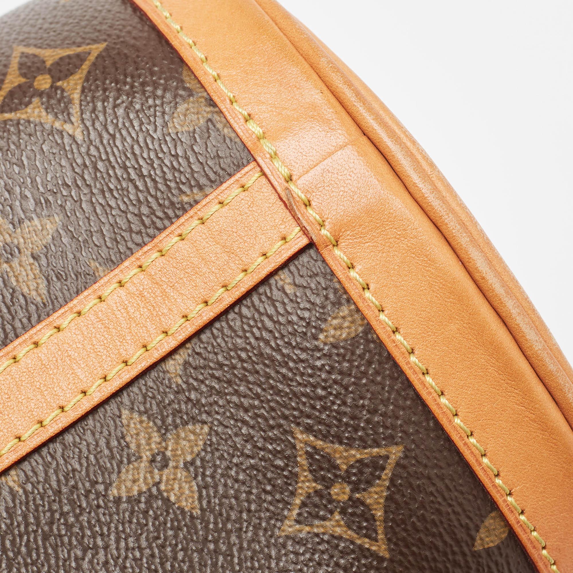 Louis Vuitton Monogrammierte Duffle Bag aus Segeltuch und Leder im Angebot 7