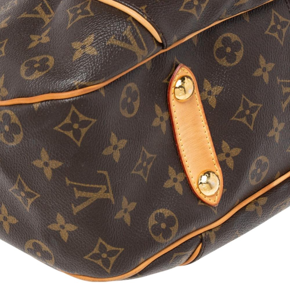 Your dream to own an appealing Louis Vuitton handbag has come true in this gorgeous piece. Crafted from monogram canvas and leather, this bag features a single handle, a snap button, and gold-tone hardware. While the front brand plaque elevates its