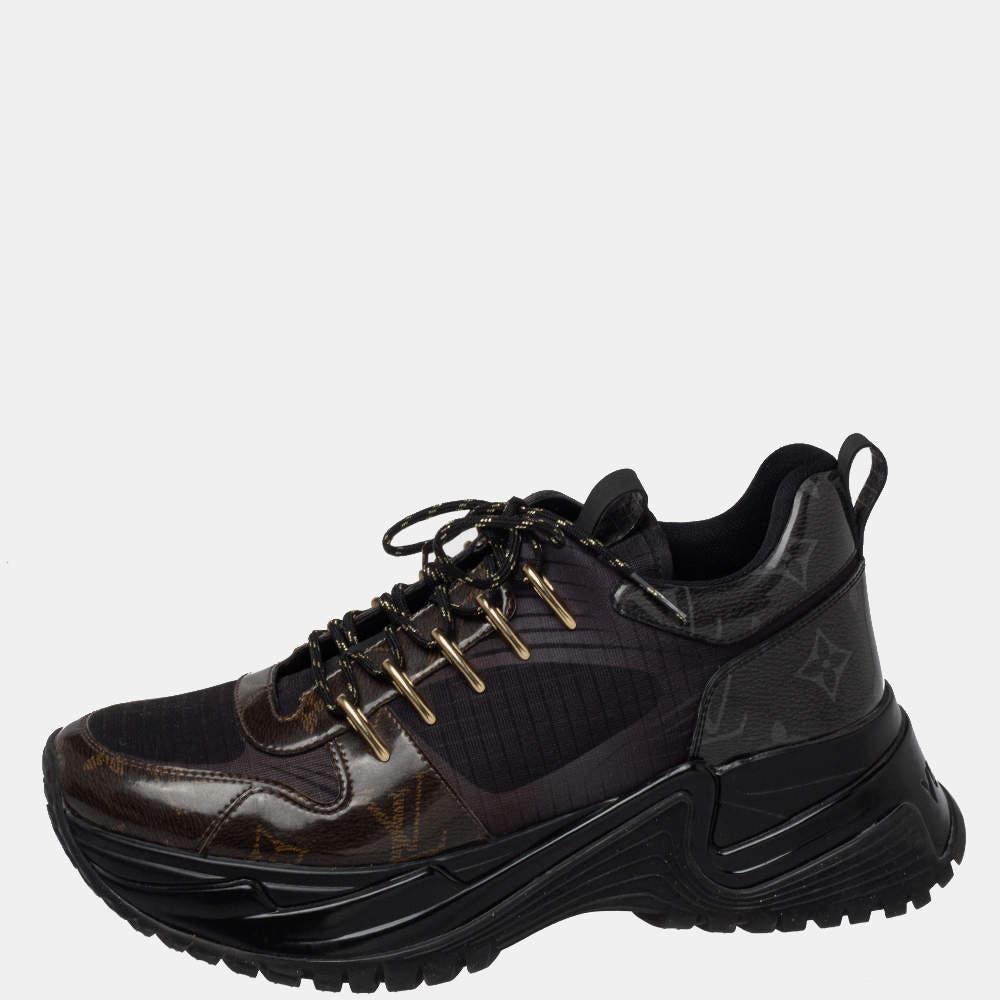 Made to provide comfort, these Run Away sneakers by Louis Vuitton are trendy and stylish. They've been crafted from mesh and monogram canvas and designed with lace-up vamps and the label's monogram motifs on the counters. Wear them with your casual