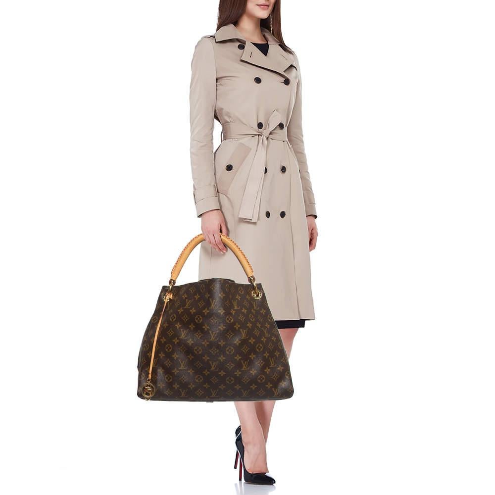 Le creazioni di Louis Vuitton sono molto apprezzate per il loro stile e la loro funzionalità. Questa borsa, come tutte le altre, è resistente ed elegante. Con una finitura raffinata, la borsa è stata progettata per offrire un'esperienza di lusso.