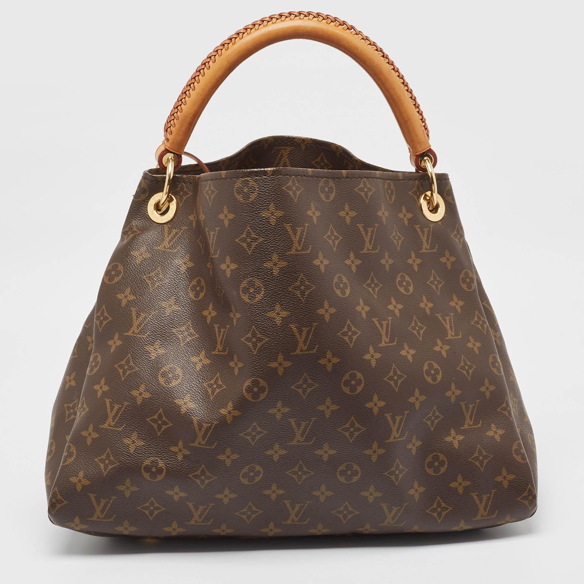 Les sacs de créateurs sont des compagnons idéaux pour de nombreuses occasions ! Nous avons ici une pièce qui allie mode et fonctionnalité, fabriquée avec précision. Il a été doté d'un intérieur bien dimensionné qui peut facilement accueillir tous