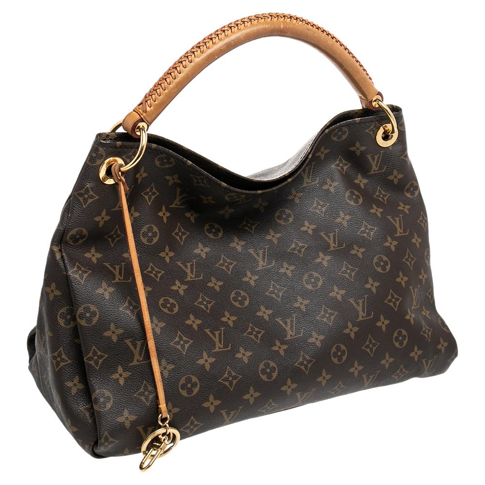 do louis vuitton bags have feet on the bottom