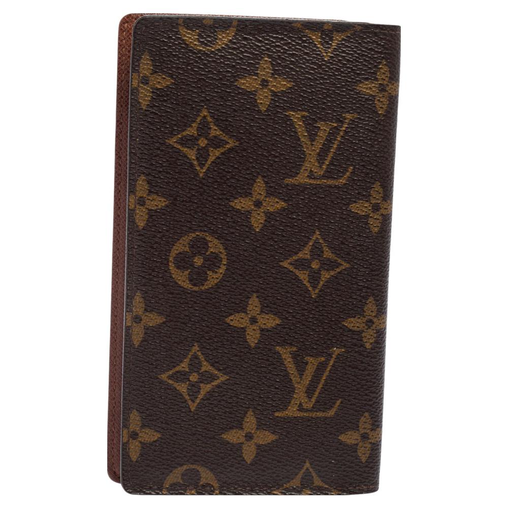 Featuring a rugged Monogram canvas exterior, this wallet is a convenient accessory. Give your essentials a stylish home with this magnificent wallet from the house of Louis Vuitton. Effortlessly carry your daily essentials with this wallet that