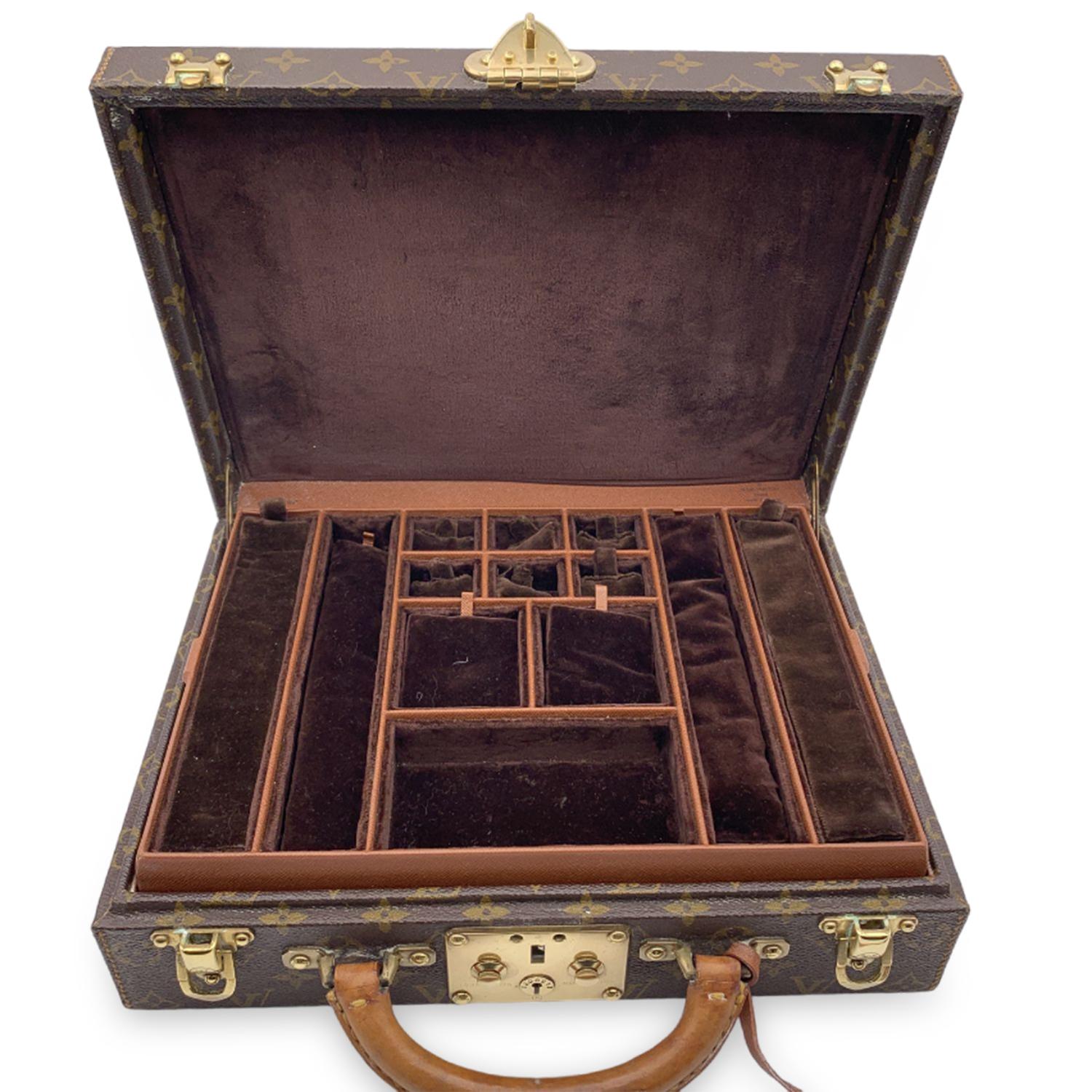 Splendid Louis Vuitton monogram 'Boite Bijoux' jewelry travel trunk/case . Made with timeless monogram canvas with leather handle and golden brass pieces. It features 2 storage spaces divided by a removable tray with13 different-sized compartments.