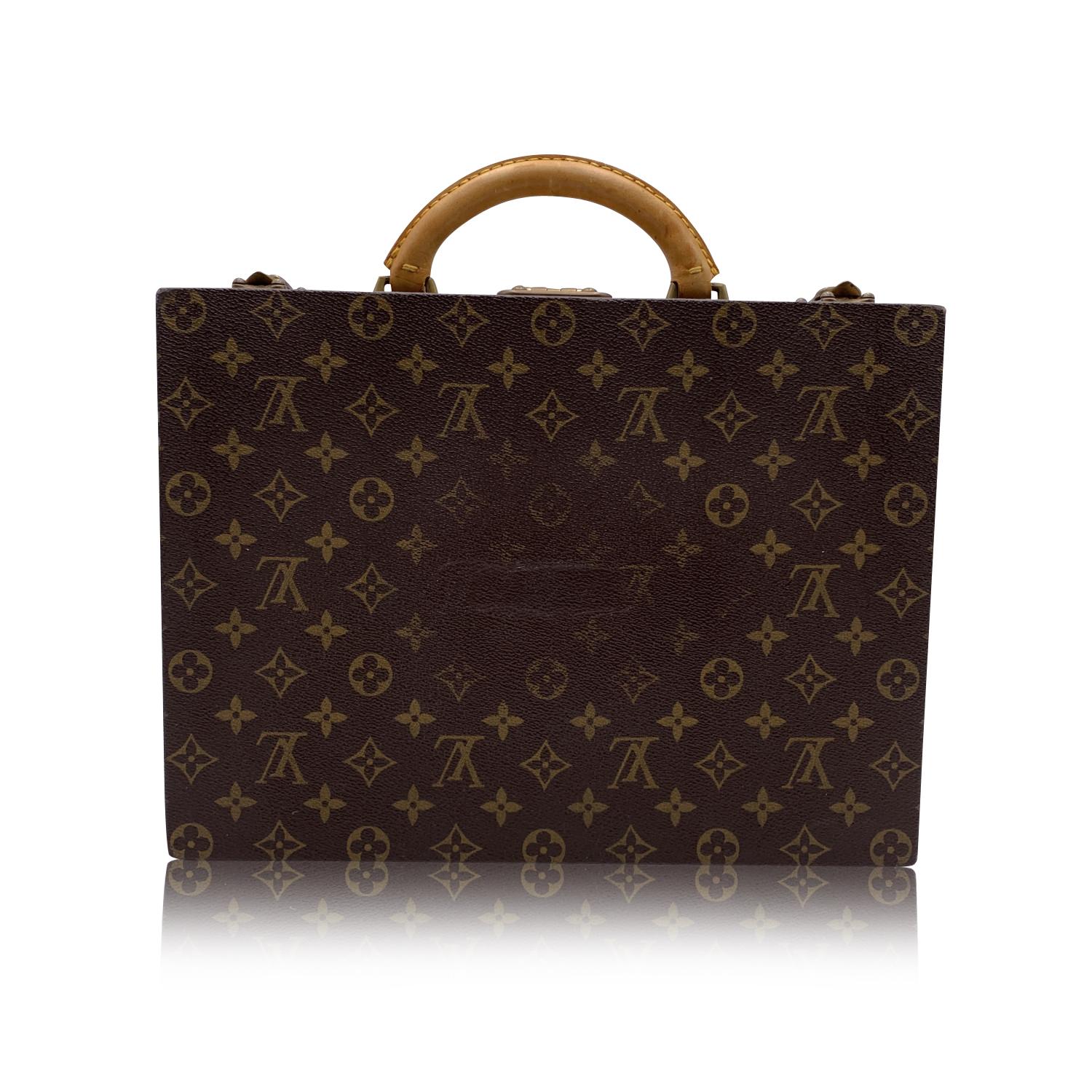 Splendid Louis Vuitton monogram 'Boite Bijoux' jewelry travel trunk/case . Made with timeless monogram canvas with leather handle and golden brass pieces. It features 2 storage spaces divided by a removable tray with13 different-sized compartments.