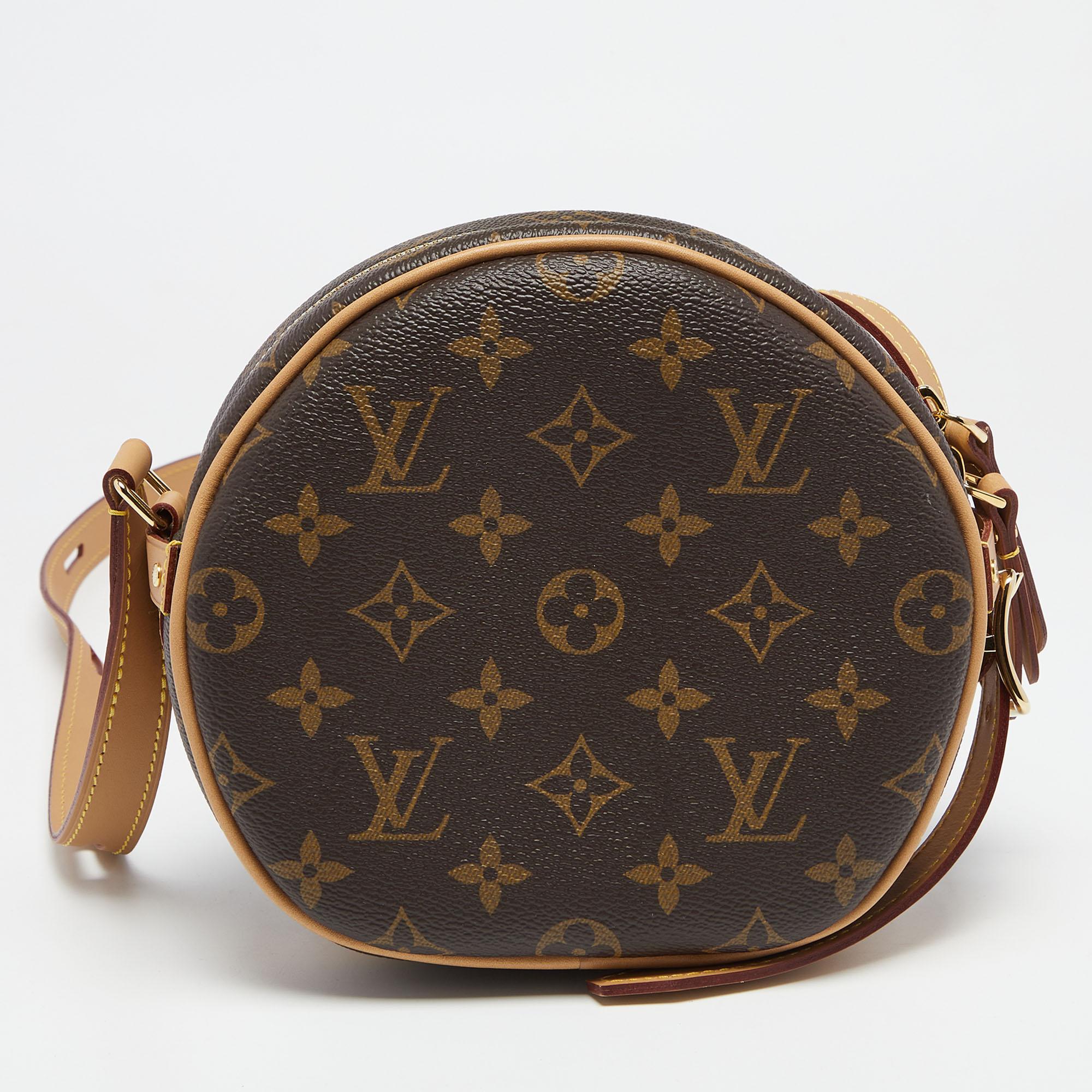 Merged beautifully with signature design, this Boite Chapeau Souple PM bag from Louis Vuitton remains globally popular. This irresistible and elegant bag not just highlights your impeccable styling choices but also meets your practical demands. It