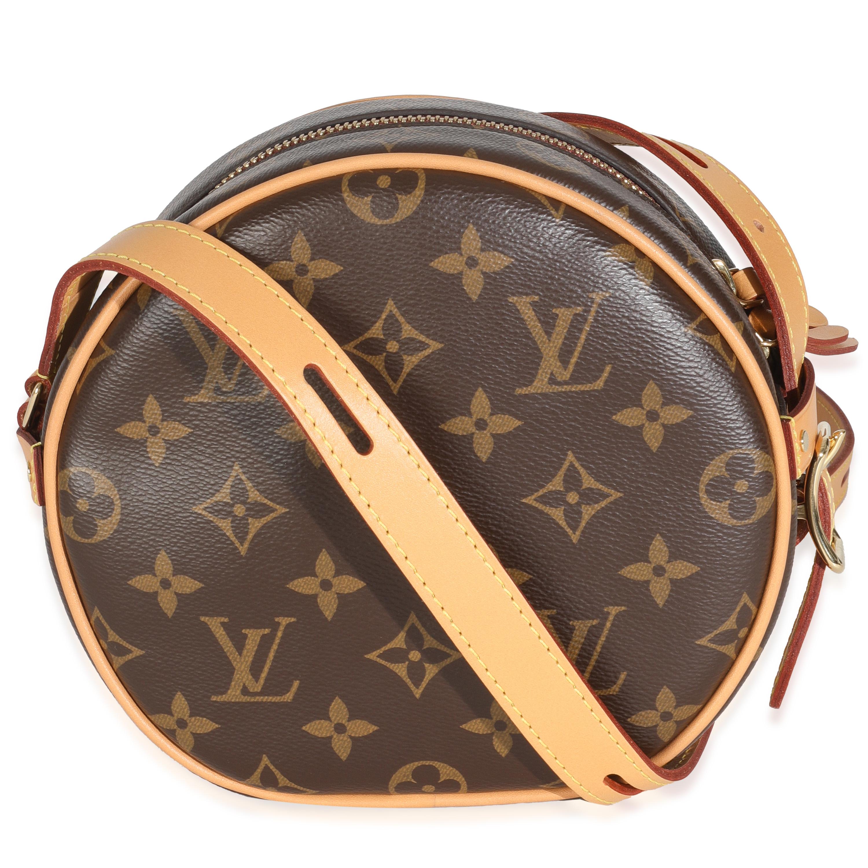 Titolo dell'elenco: Louis Vuitton Monogram Canvas Boite Chapeau Souple PM
SKU: 147251
MSRP: 2170.00 USD
Condizioni: Usato 
Descrizione delle condizioni: Ispirandosi a un popolare accessorio del XIX secolo, Louis Vuitton reinventa la cappelliera in