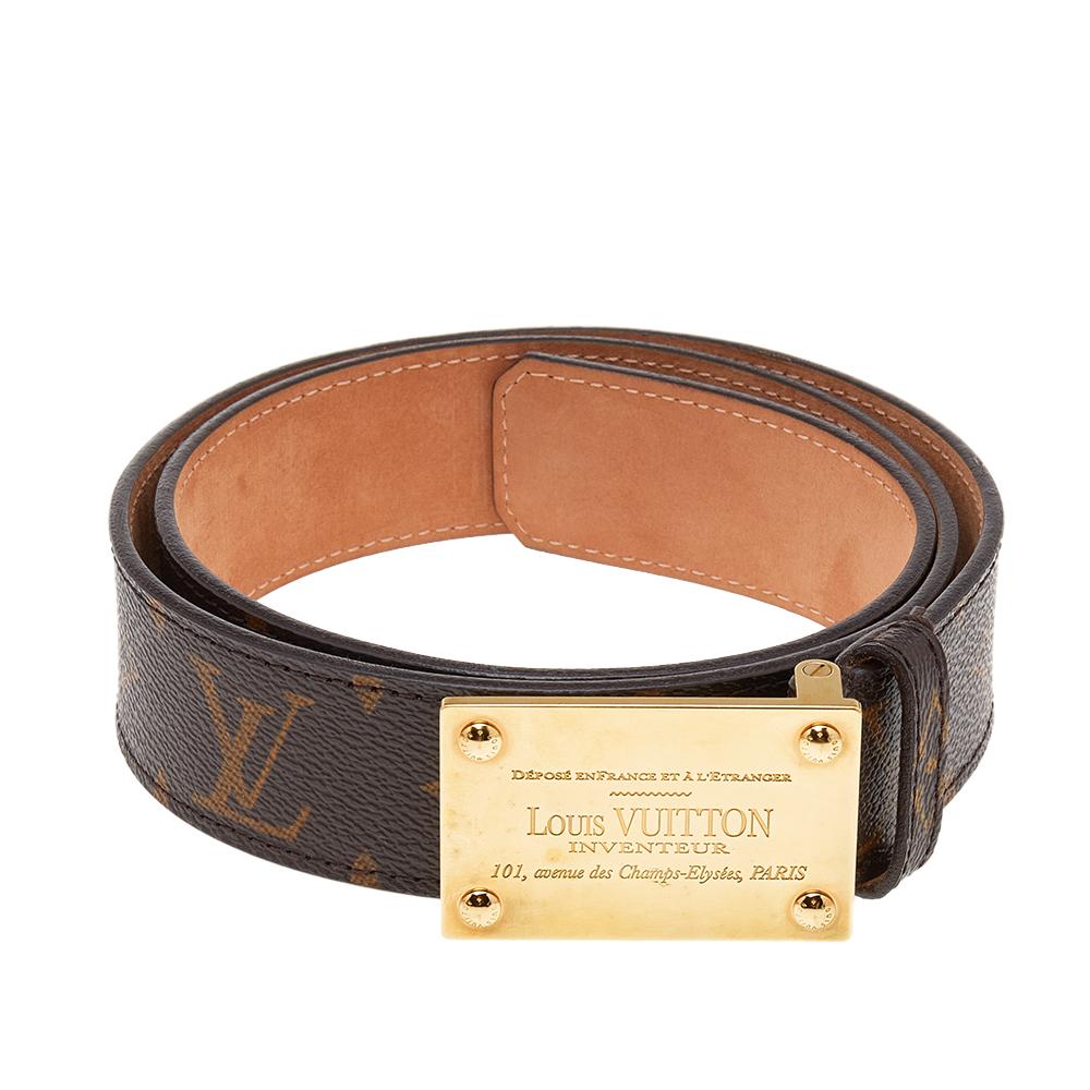 Add a luxe element to your everyday style with this LV belt from the house of Louis Vuitton. Crafted from monogram canvas, this belt features a signature-engraved buckle in gold-tone metal. It can be paired with your dresses and trousers alike for a