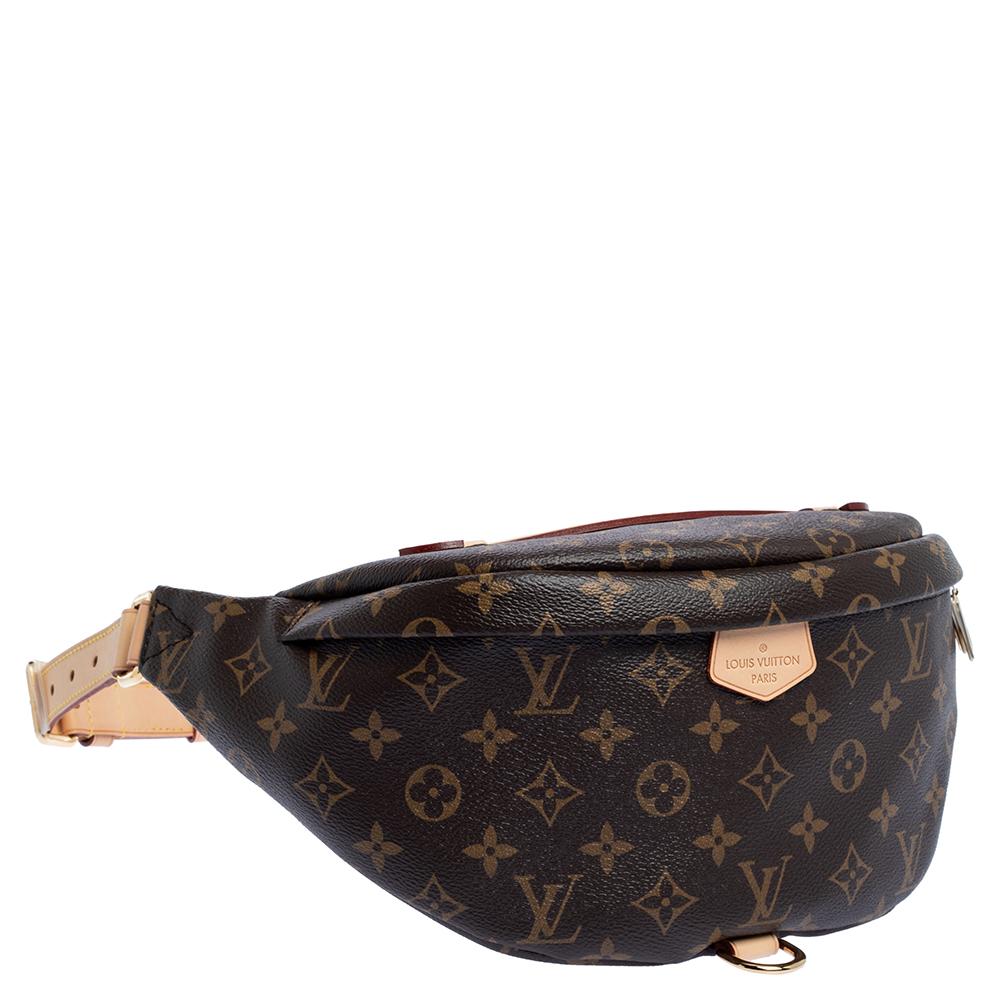It's just as important to have the right accessories, as it is to have the right outfit. This Louis Vuitton creation is just what you need to do that. This piece has been made with signature Monogram canvas and will seamlessly complement your uptown