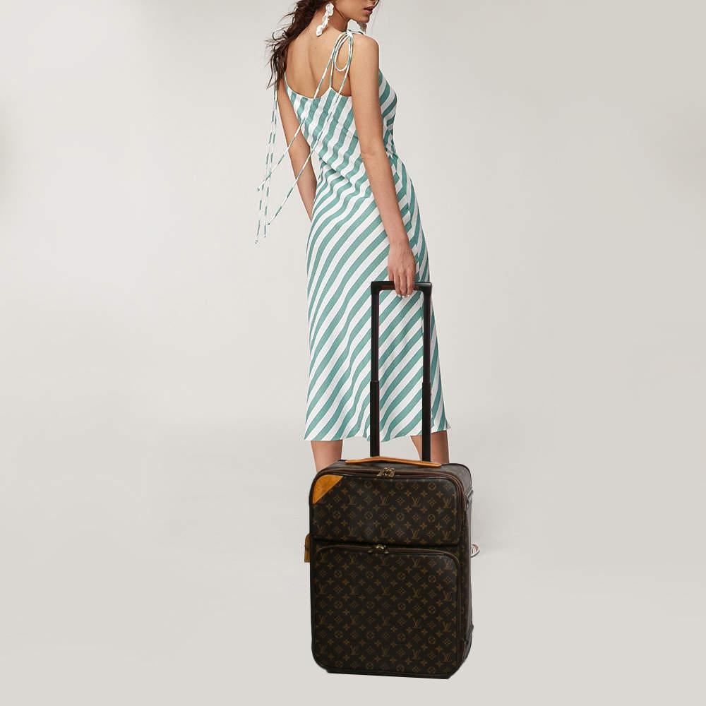 Das Louis Vuitton Pegase 55 Gepäckstück kombiniert Stil und Funktionalität für den modernen Reisenden. Gefertigt aus ikonischem Monogram-Canvas  Dieser strapazierfähige Koffer verfügt über einen geräumigen Innenraum mit mehreren Fächern zur