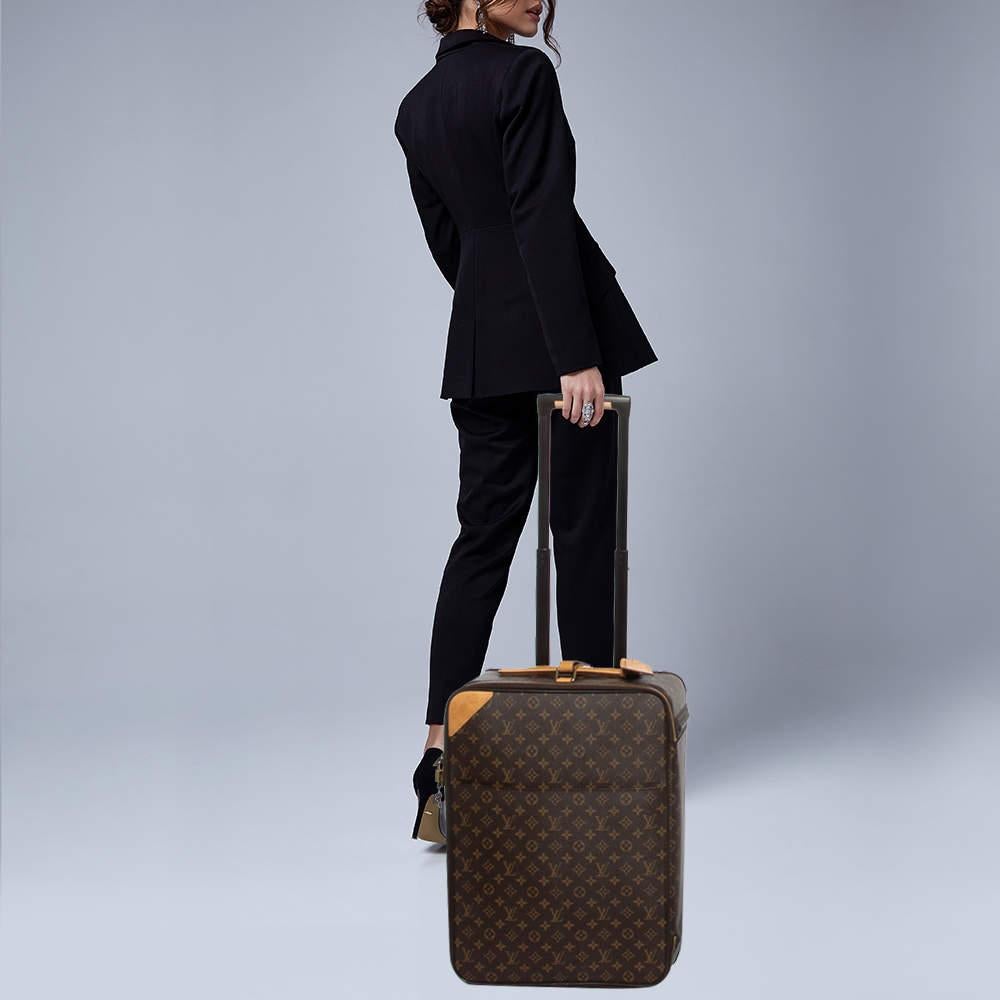 Die legendäre Reisekunst von Louis Vuitton wird in diesem Koffer aus charakteristischen Materialien mit traditioneller Handwerkskunst und innovativem, modernem Design elegant fortgesetzt. Leicht, robust und äußerst mobil gleitet er auf seinen Rädern