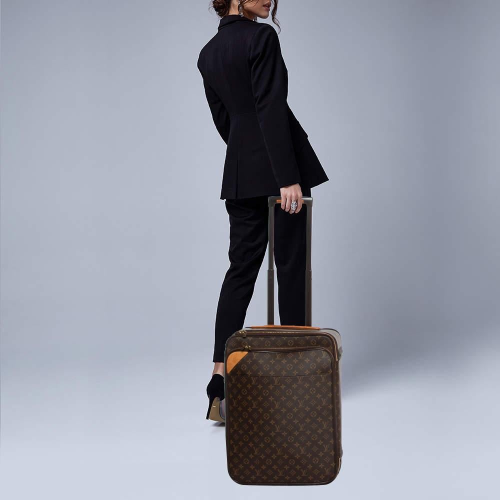 Reprenant avec élégance l'art légendaire du voyage de Louis Vuitton, cette valise fabriquée à partir de matériaux emblématiques témoigne d'un savoir-faire traditionnel et d'un design moderne et innovant. Léger, robuste et ultra mobile, il glisse en