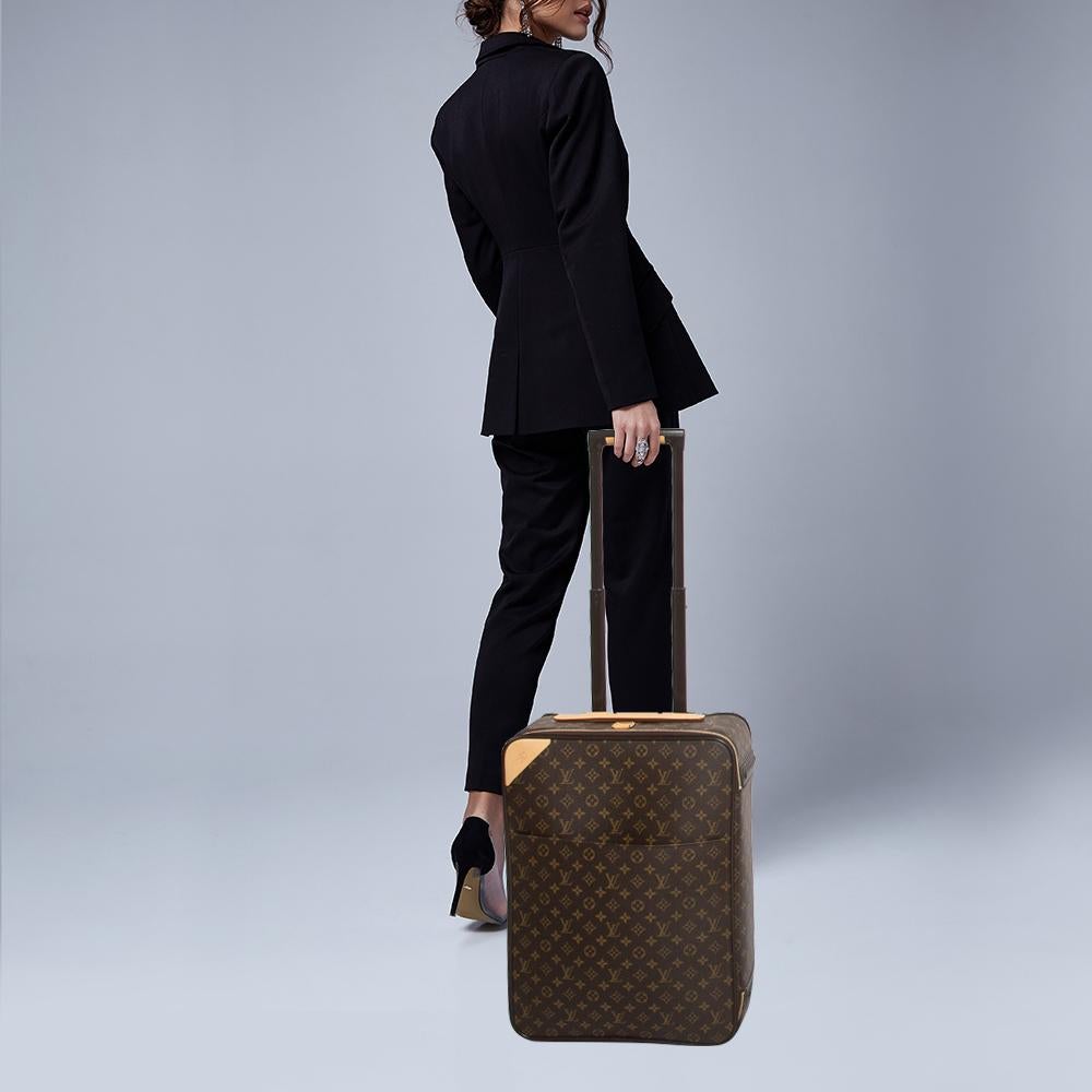 Questa valigia, realizzata con i materiali tipici della Maison Louis Vuitton, è caratterizzata da una lavorazione tradizionale e da un design innovativo e moderno. Leggero, robusto e ultra-mobile, scivola dolcemente sulle sue ruote, mentre i suoi