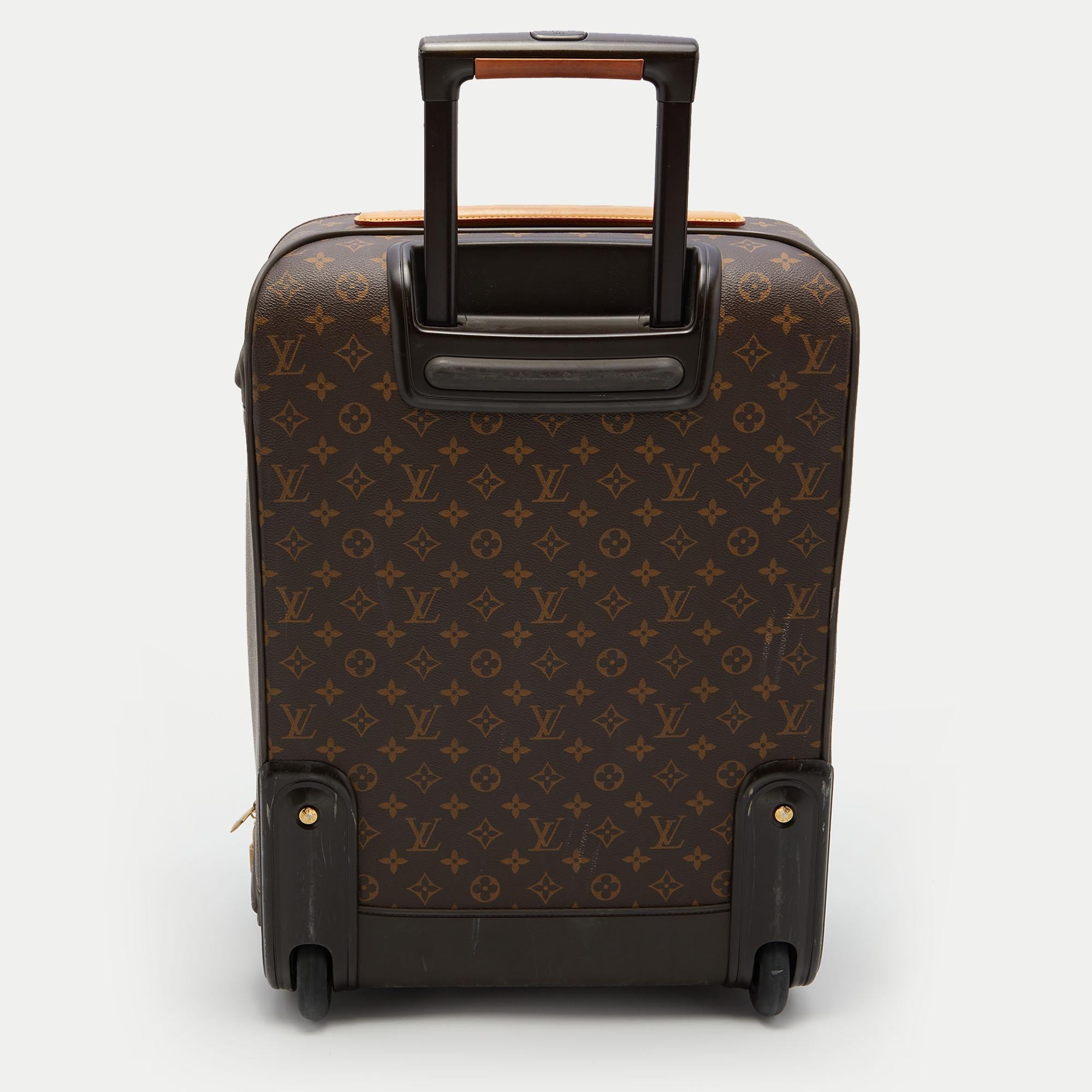 A traveling partner to trust and treasure is this one from Louis Vuitton. The exterior has been crafted from Monogram canvas, while the spacious interior is lined with nylon. Equipped with a zip compartment at the front, sturdy handles, two wheels,