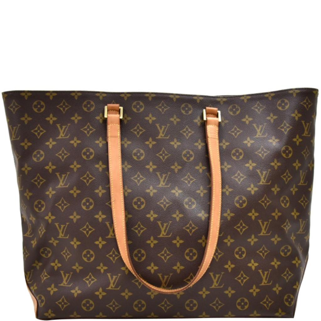 The celebrated house of Louis Vuitton brings to you this high-end bag with a classy finish. Exquisiteness pairs with the trend for this phenomenal brown bag. This richly tailored fashionable monogram and canvas bag are designed to complement your